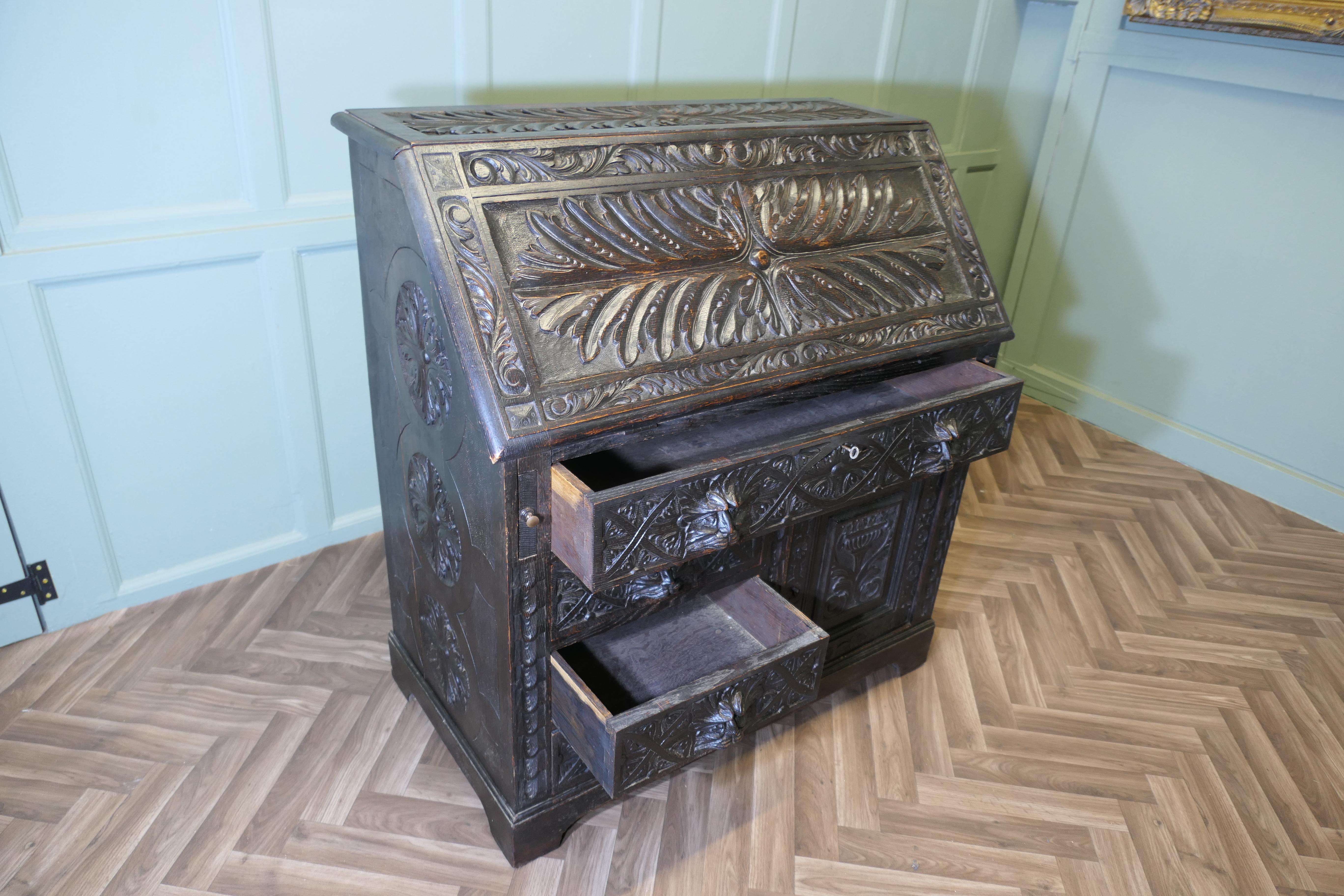 Chêne A Victorian Green Man Carved Oak Bureau   The bureau is superbly carved en vente