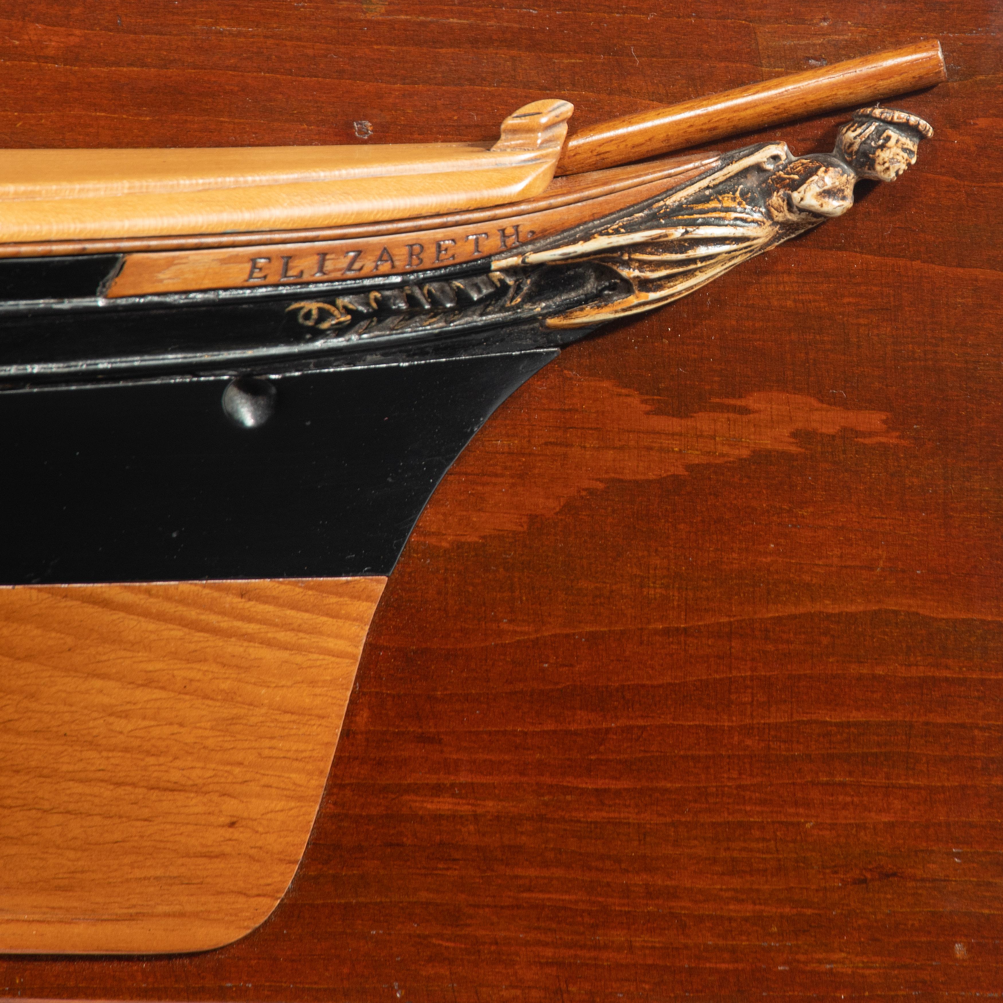 Ein viktorianisches Halbrumpfmodell des dreimastigen Segelschiffs 'Elizabeth', dargestellt nach rechts, der geformte Weichholzrumpf mit schwarz gestrichenen Oberseiten und aufgelegter Scherlinie und Schandeckel, der Bugspriet in Form einer gekrönten