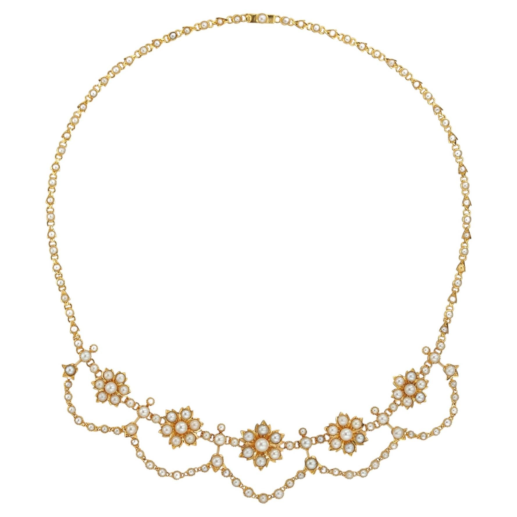 Un collier victorien composé de demi-perles en vente