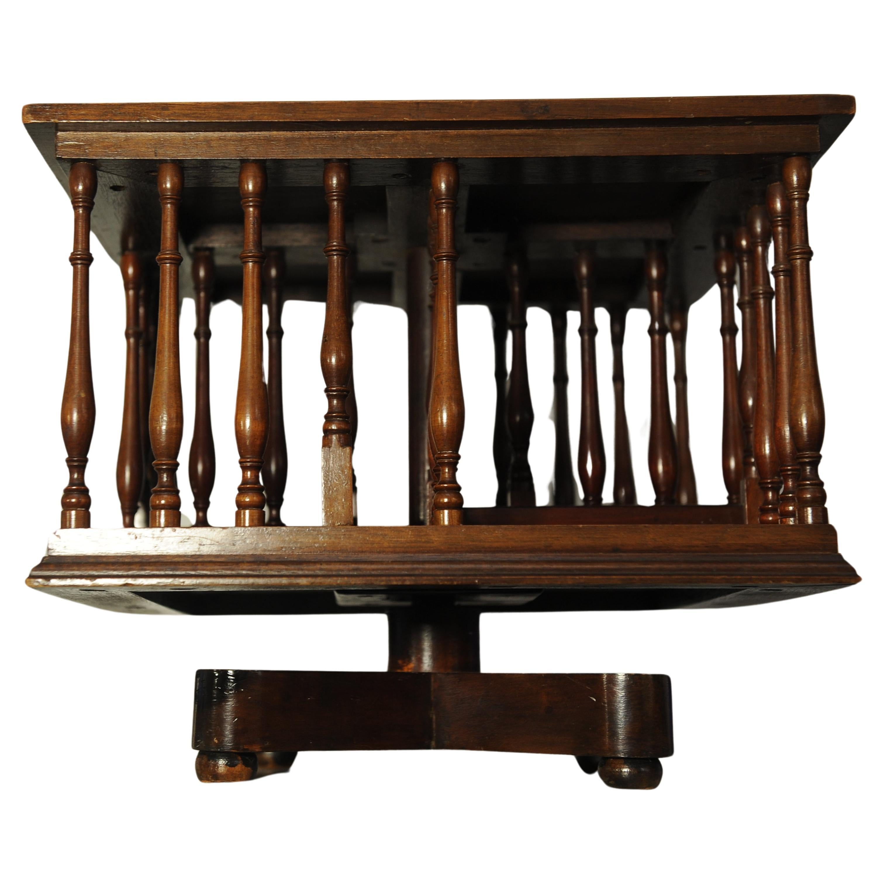 Bibliothèque tournante de table à supports tournés, de style victorien anglais ancien Bon état - En vente à Reading, Berkshire