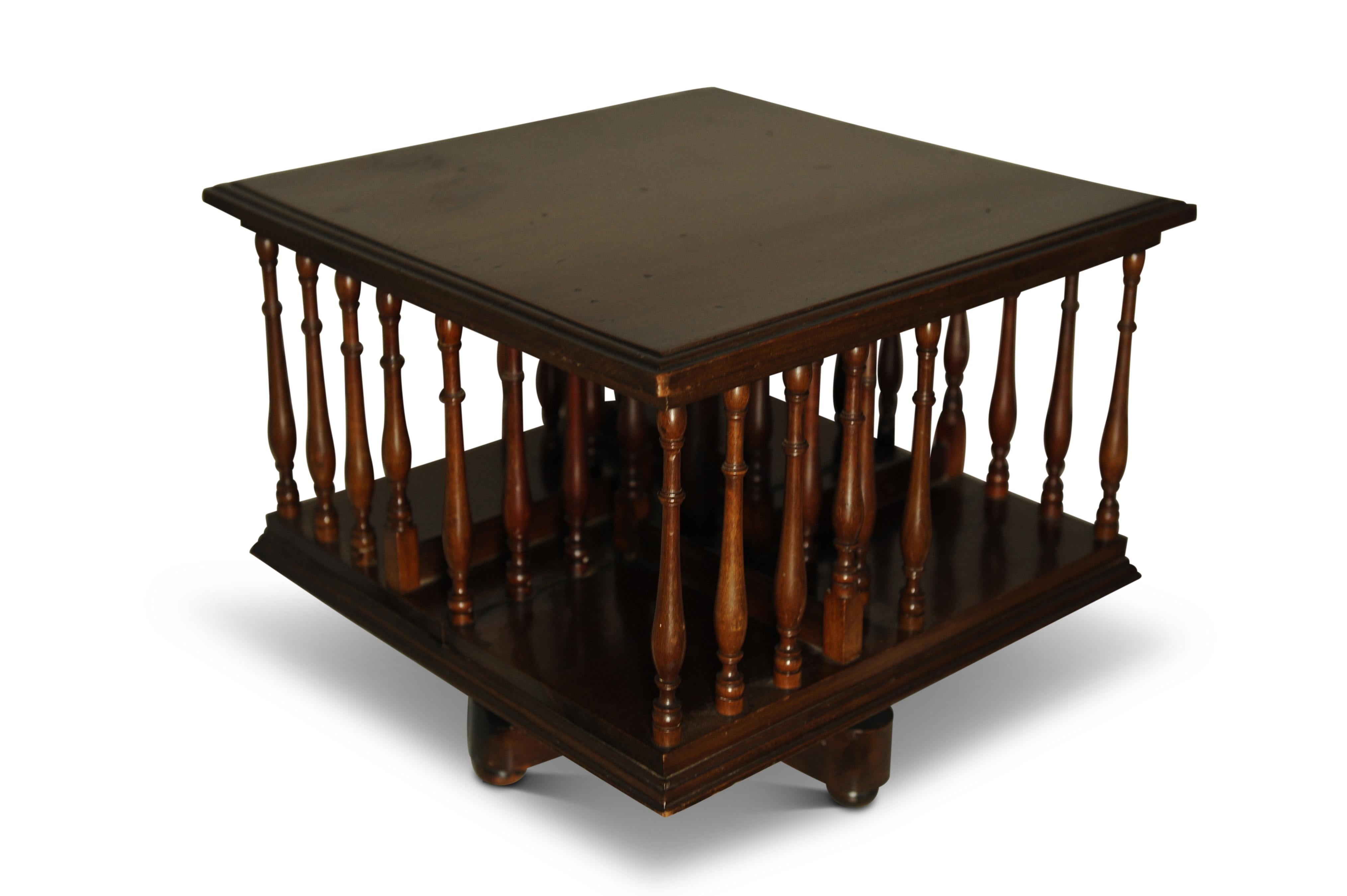 XIXe siècle Bibliothèque tournante de table à supports tournés, de style victorien anglais ancien en vente