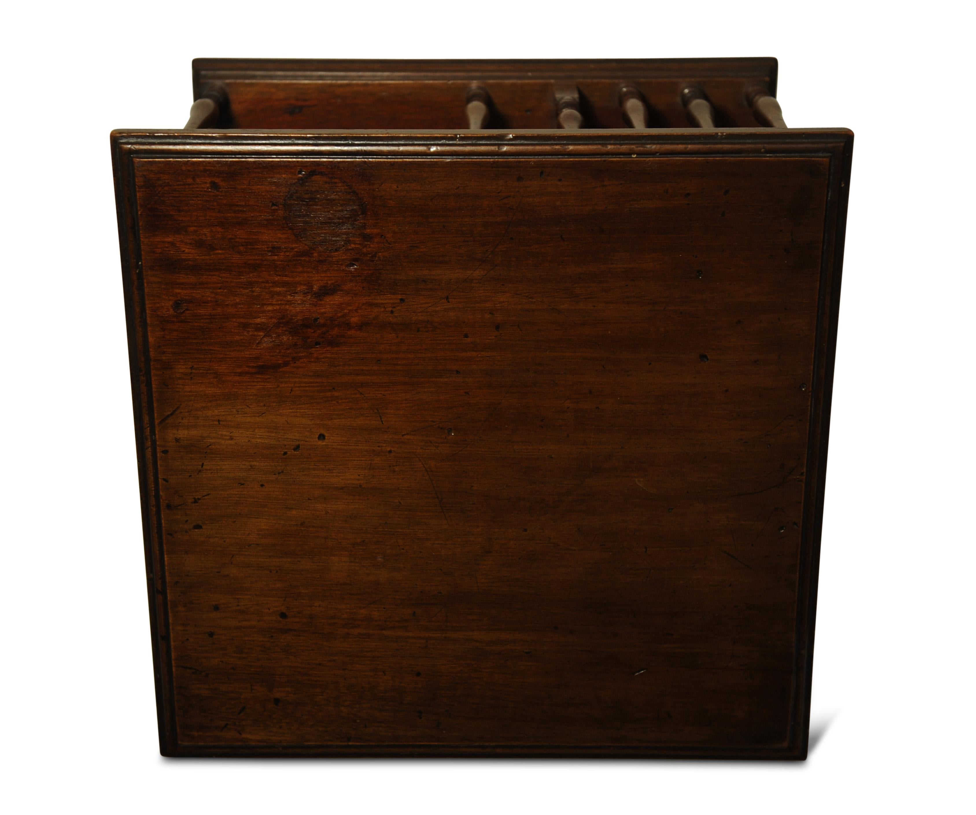 Acajou Bibliothèque tournante de table à supports tournés, de style victorien anglais ancien en vente