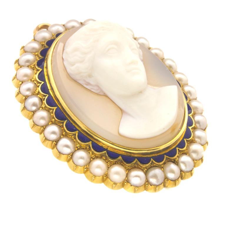 Pendentif broche camée en pierre dure de l'époque victorienne avec un entourage d'émail bleu et de perles, le camée en pierre dure représentant un visage féminin dans le style romain entouré d'un bord festonné d'émail bleu et de trente demi-perles
