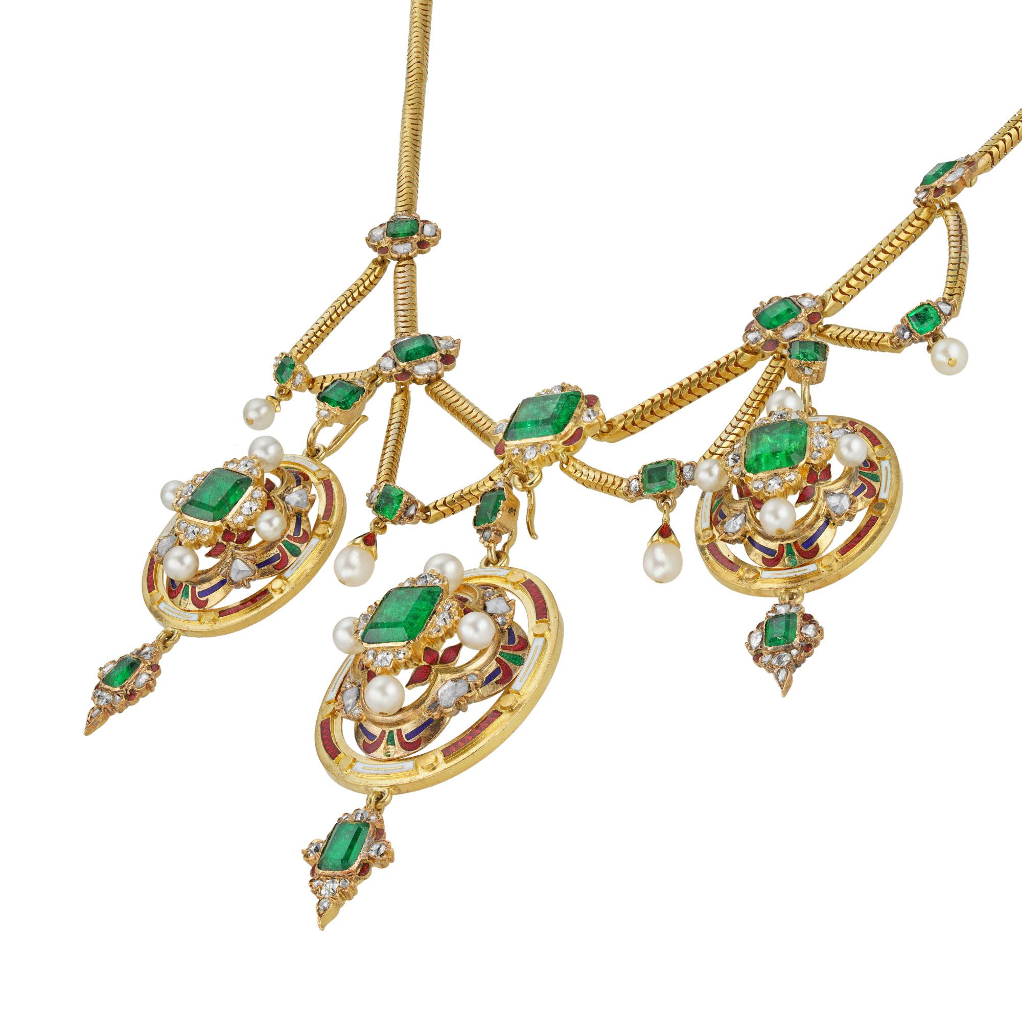 Una suite vittoriana di smeraldi, diamanti e perle di Holbeinesque, composta da una collana e un paio di orecchini. La collana con cinque smeraldi di taglio ottagonale di dimensioni graduali a partire dal centro, ciascuno circondato da una cornice