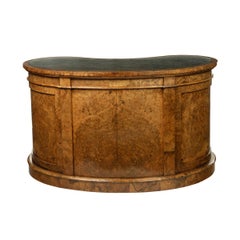 Viktorianischer kidneyförmiger Schreibtisch aus reich gemasertem Wurzelnussholz, Gill zugeschrieben