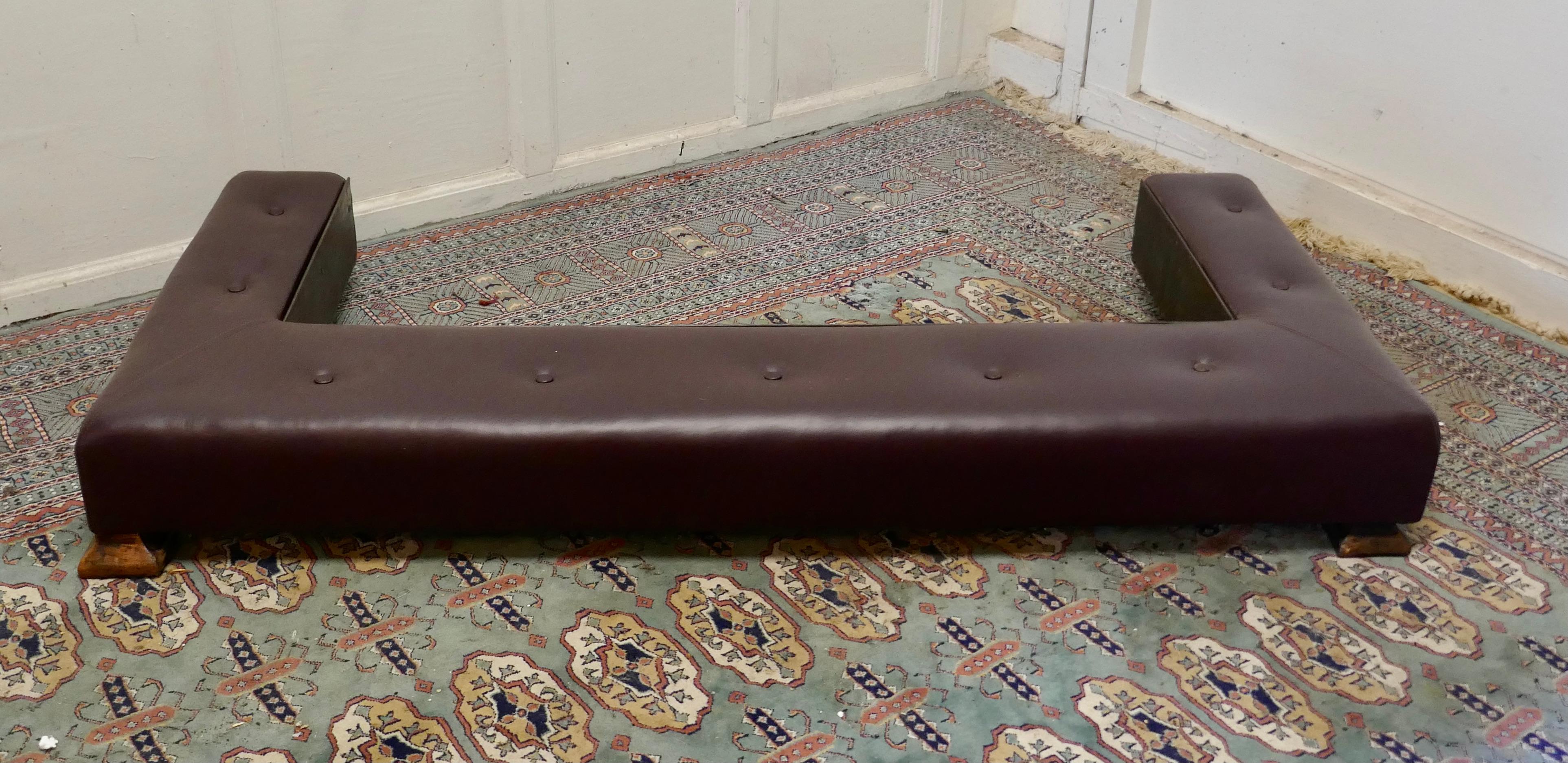 Victorian Low Leather Club Fender Hearth Seat In Good Condition For Sale In Chillerton, Isle of Wight