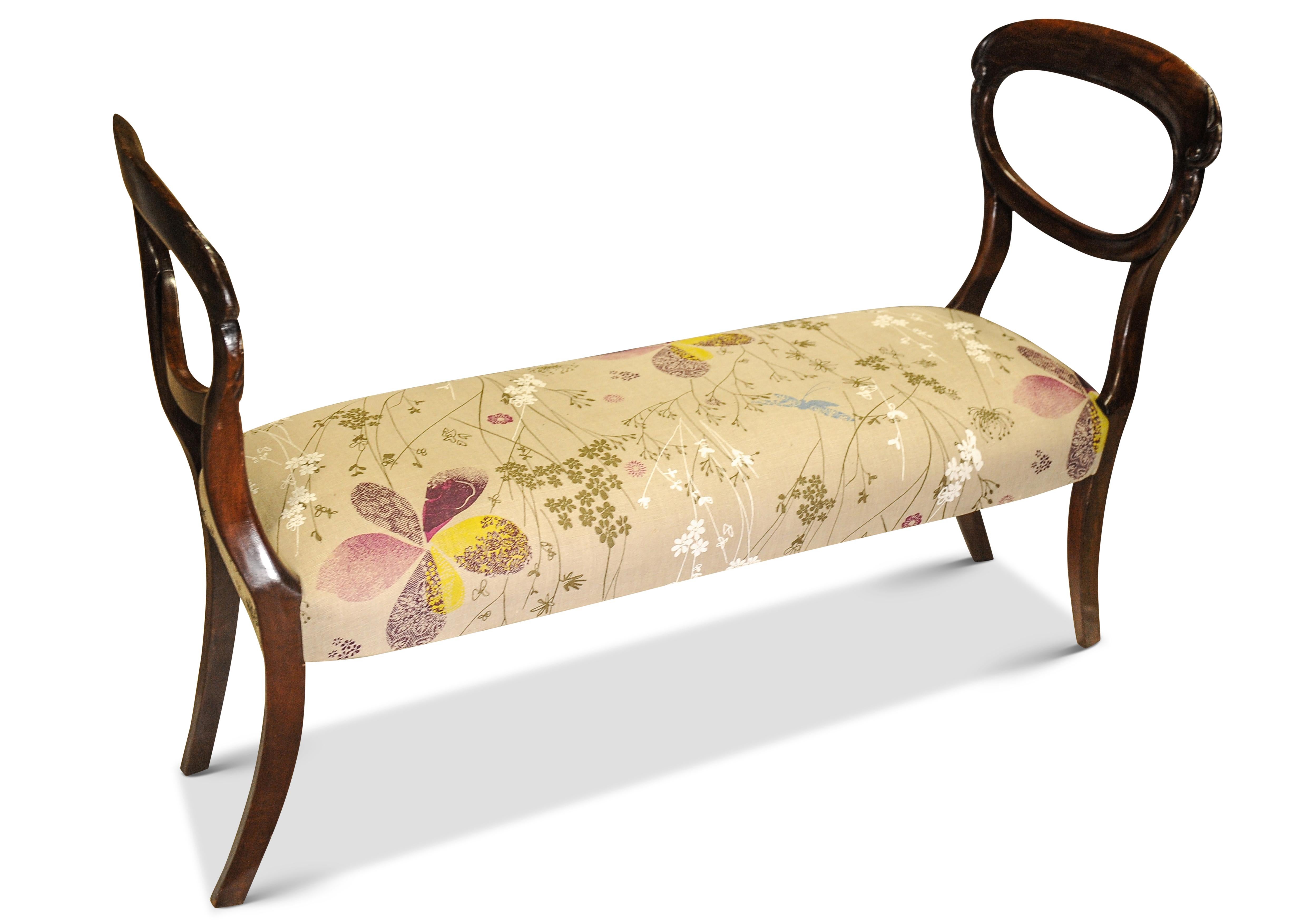 Siège de fenêtre à dossier ballon en acajou d'époque victorienne avec tapisserie florale et pieds évasés 

Il a été retapissé dans un tissu floral.