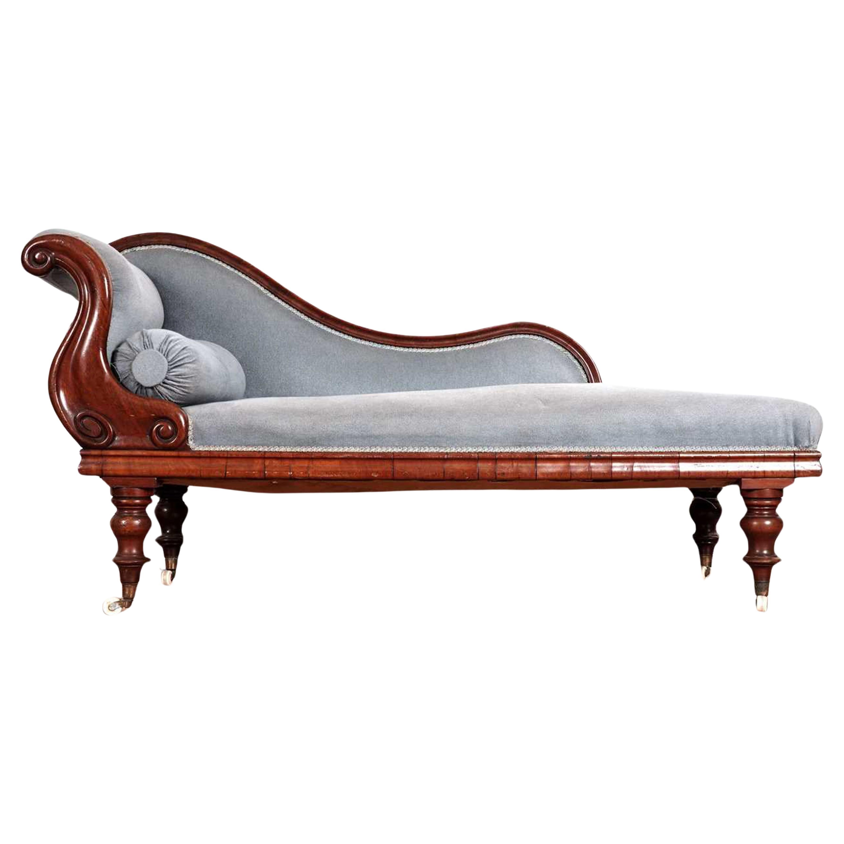 A Victorian Mahogany Swan Back Chaise Longue Upholstered in a Blue Velvet Fabric In Good Condition For Sale In High Wycombe, GB