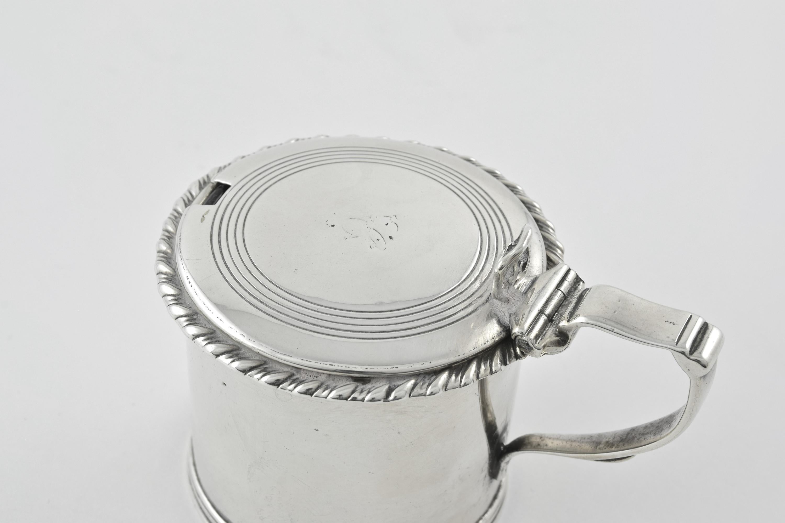 Ce charmant petit pot à moutarde a été fabriqué par John Edwards en 1863. Le bord est décoré de godrons. A l'intérieur de la boîte à moutarde se trouve un insert en verre.