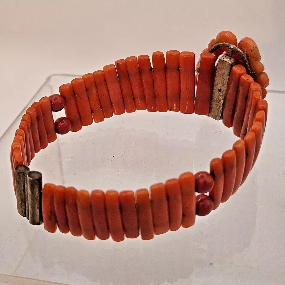 Bracelet victorien camée à fleurs en corail rouge naturel des années 1890
Ce magnifique bracelet victorien est une superbe pièce de joaillerie ancienne datant de la fin du XIXe siècle, vers les années 1890. 
Le bracelet est en corail rouge et