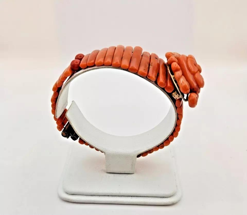 Taille baguette Bracelet victorien camée à fleurs en corail rouge naturel des années 1890 en vente