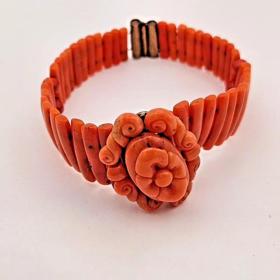 Bracelet victorien camée à fleurs en corail rouge naturel des années 1890 Excellent état - En vente à Kenley surrey, GB