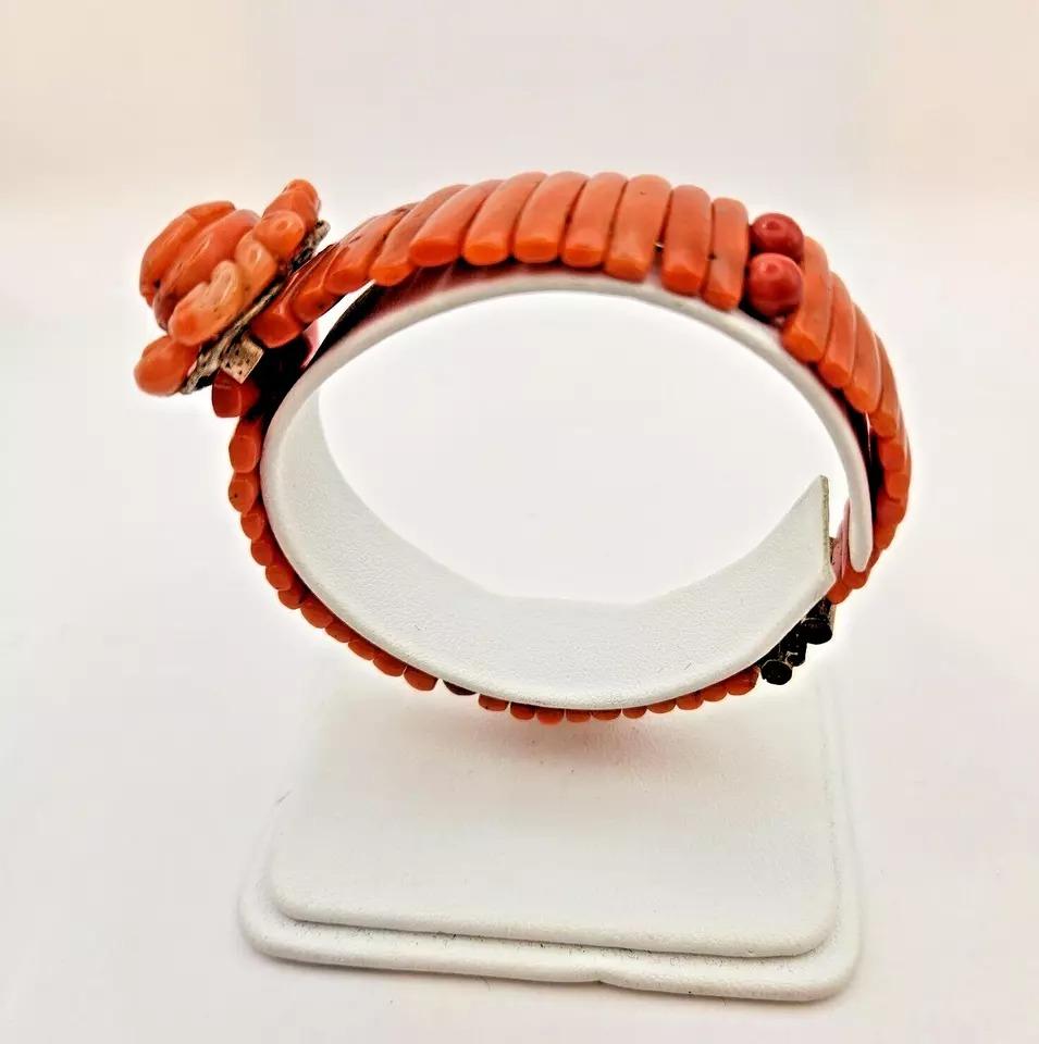 Bracelet victorien camée à fleurs en corail rouge naturel des années 1890 Pour femmes en vente
