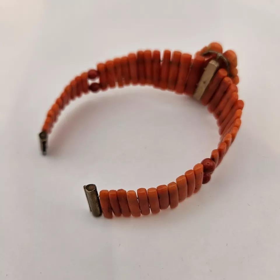 Bracelet victorien camée à fleurs en corail rouge naturel des années 1890 en vente 2