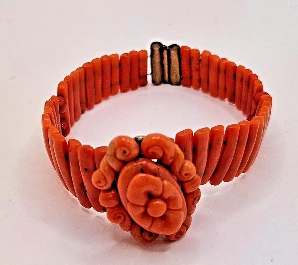 Bracelet victorien camée à fleurs en corail rouge naturel des années 1890 en vente 3