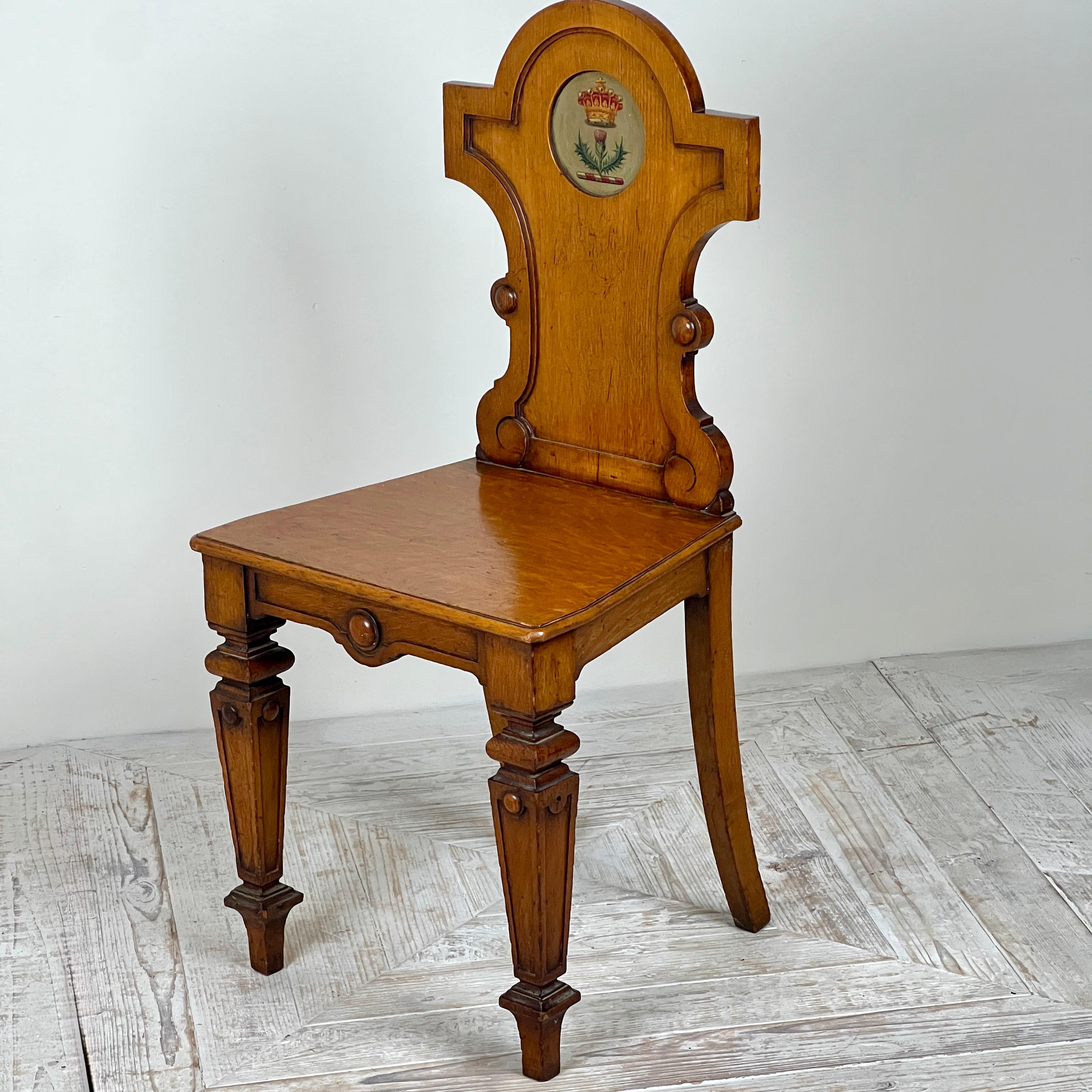 Vittoriano Una sedia da sala vittoriana in Oak con stemma del conte in vendita