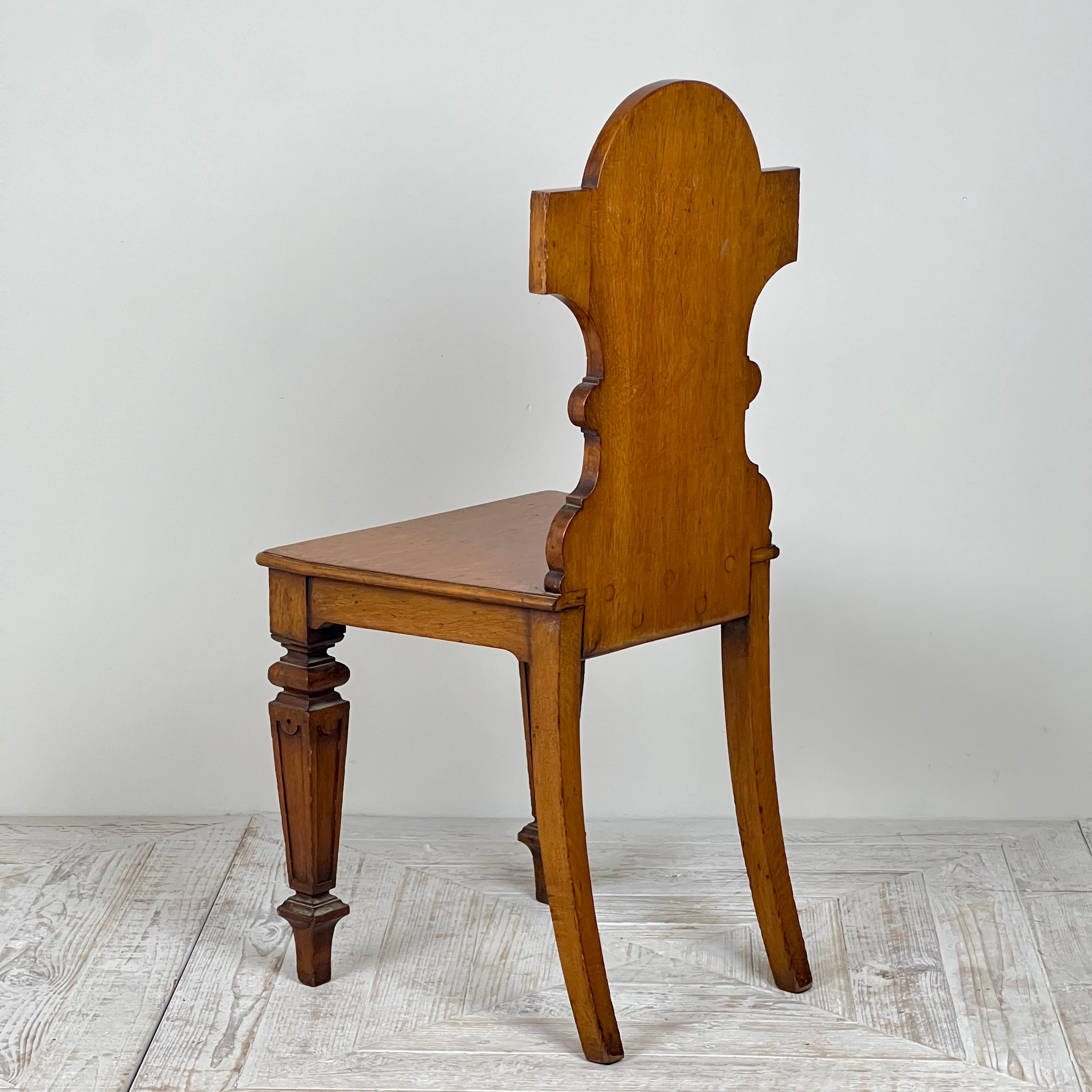 Inglese Una sedia da sala vittoriana in Oak con stemma del conte in vendita