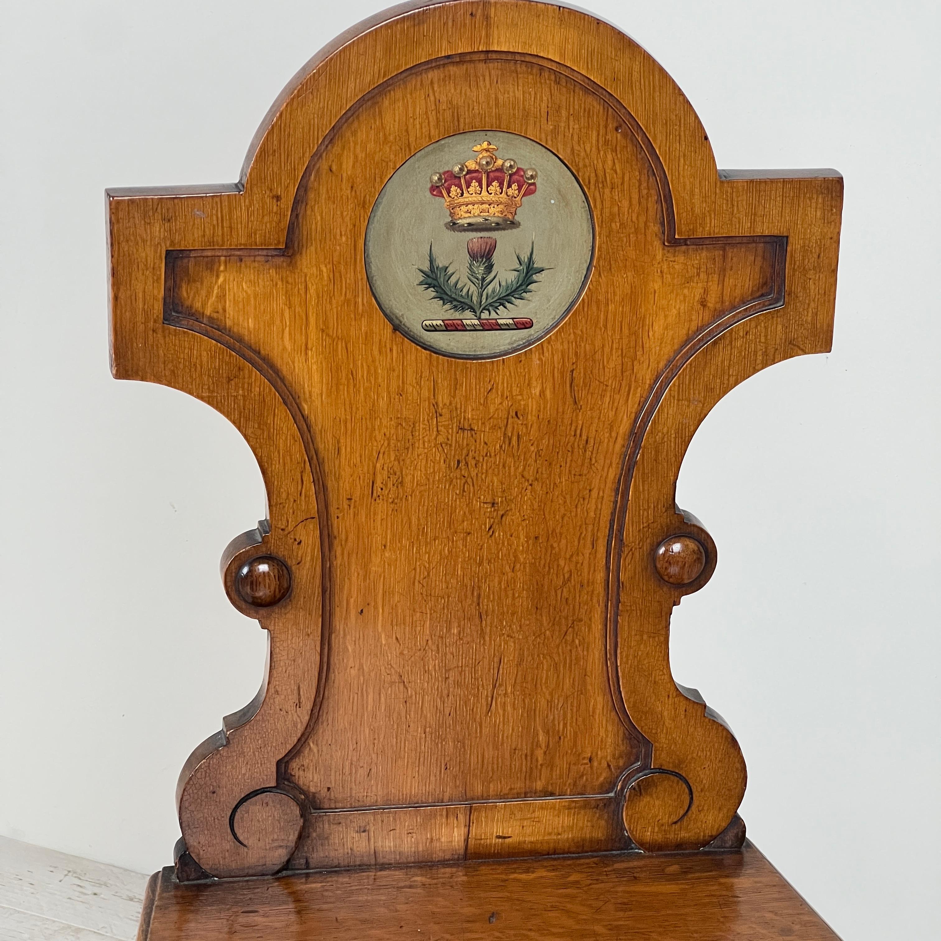 Fatto a mano Una sedia da sala vittoriana in Oak con stemma del conte in vendita