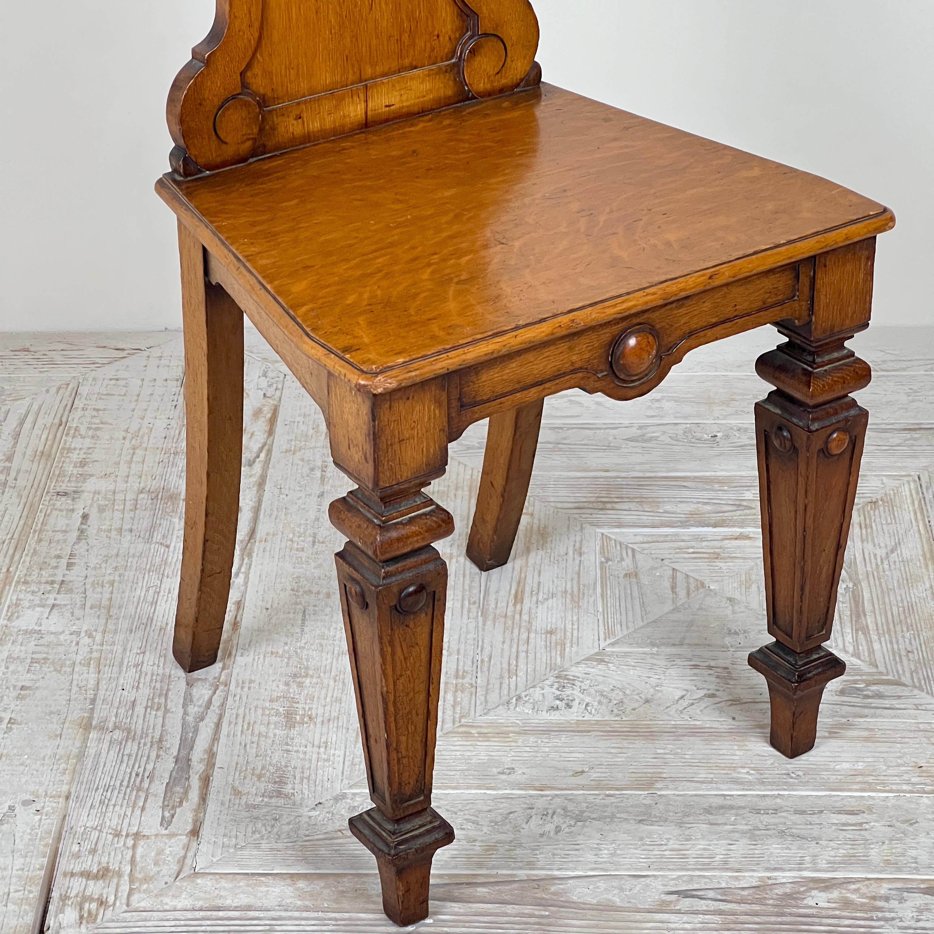 XIX secolo Una sedia da sala vittoriana in Oak con stemma del conte in vendita