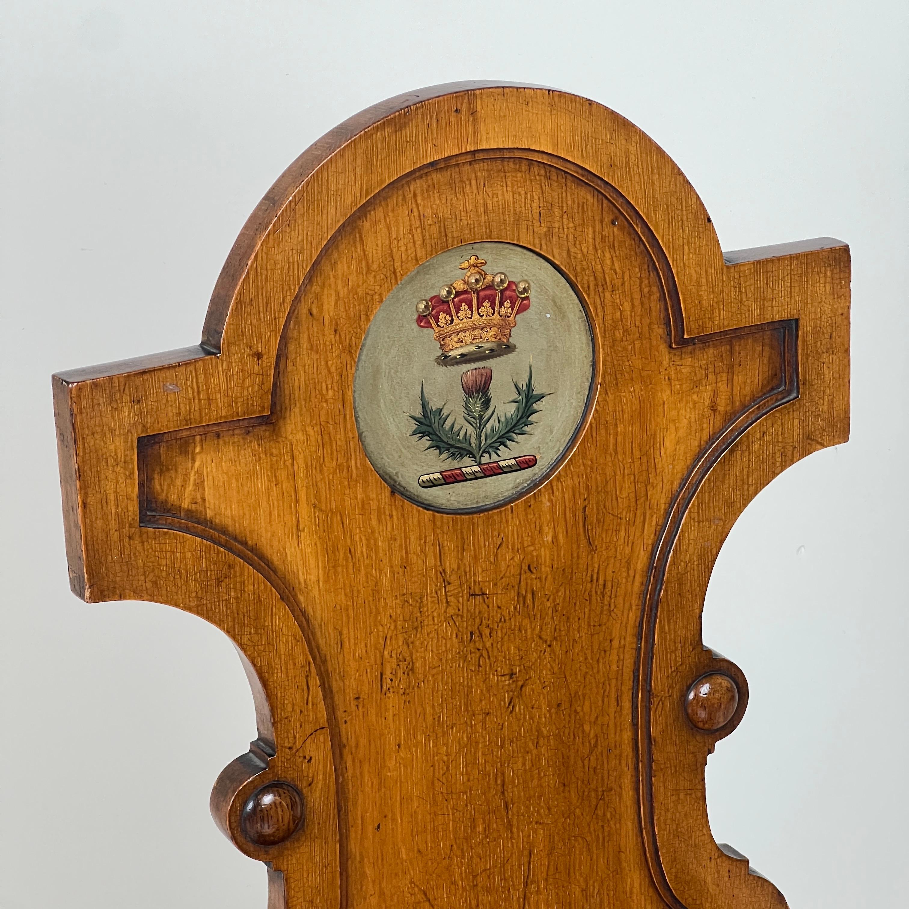 Una sedia da sala vittoriana in Oak con stemma del conte in vendita 1