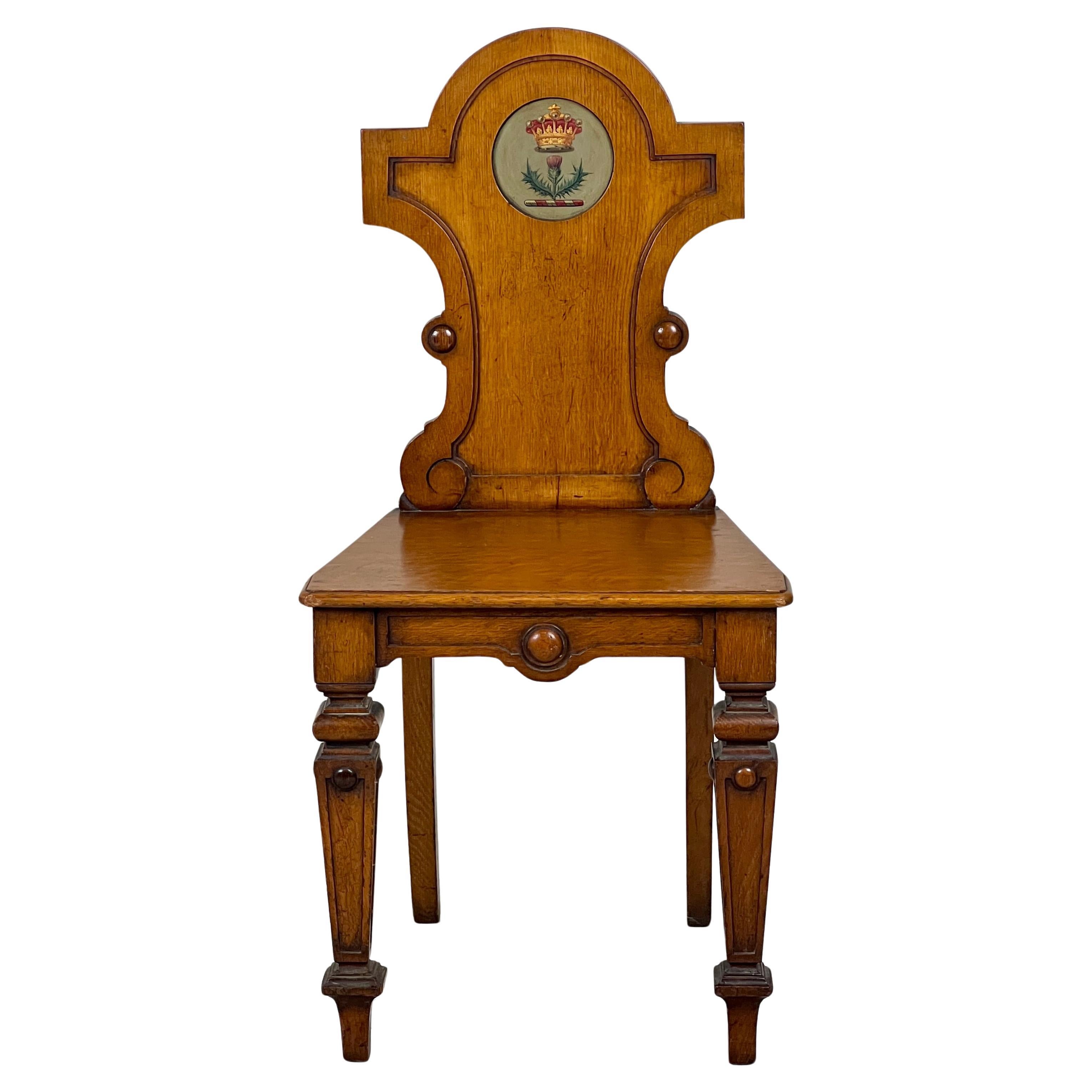 Una sedia da sala vittoriana in Oak con stemma del conte in vendita