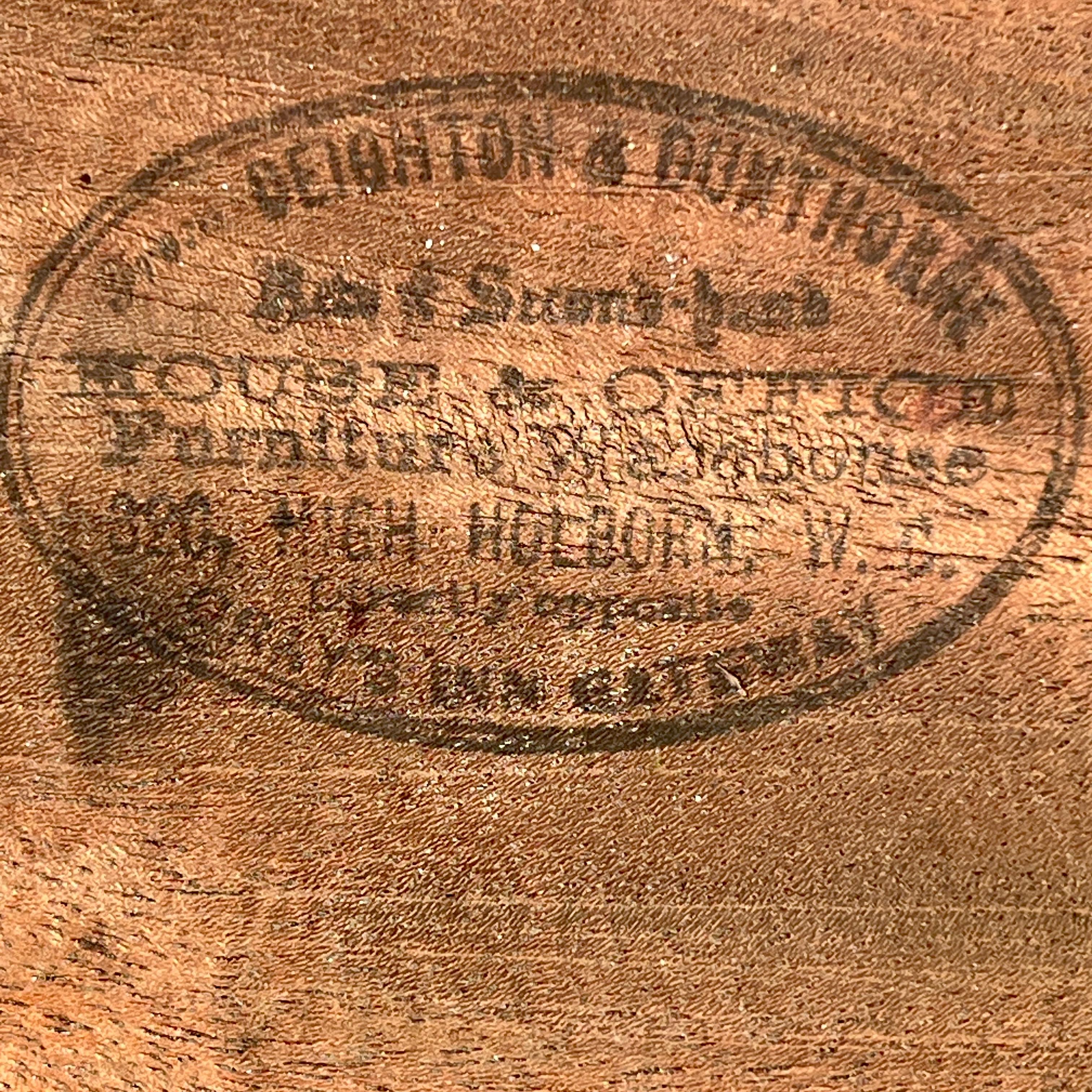 Ein viktorianischer Eichenholz-Sockelschreibtisch von Deighton & Dunthorne, 320 High Holborn, London. im Angebot 4