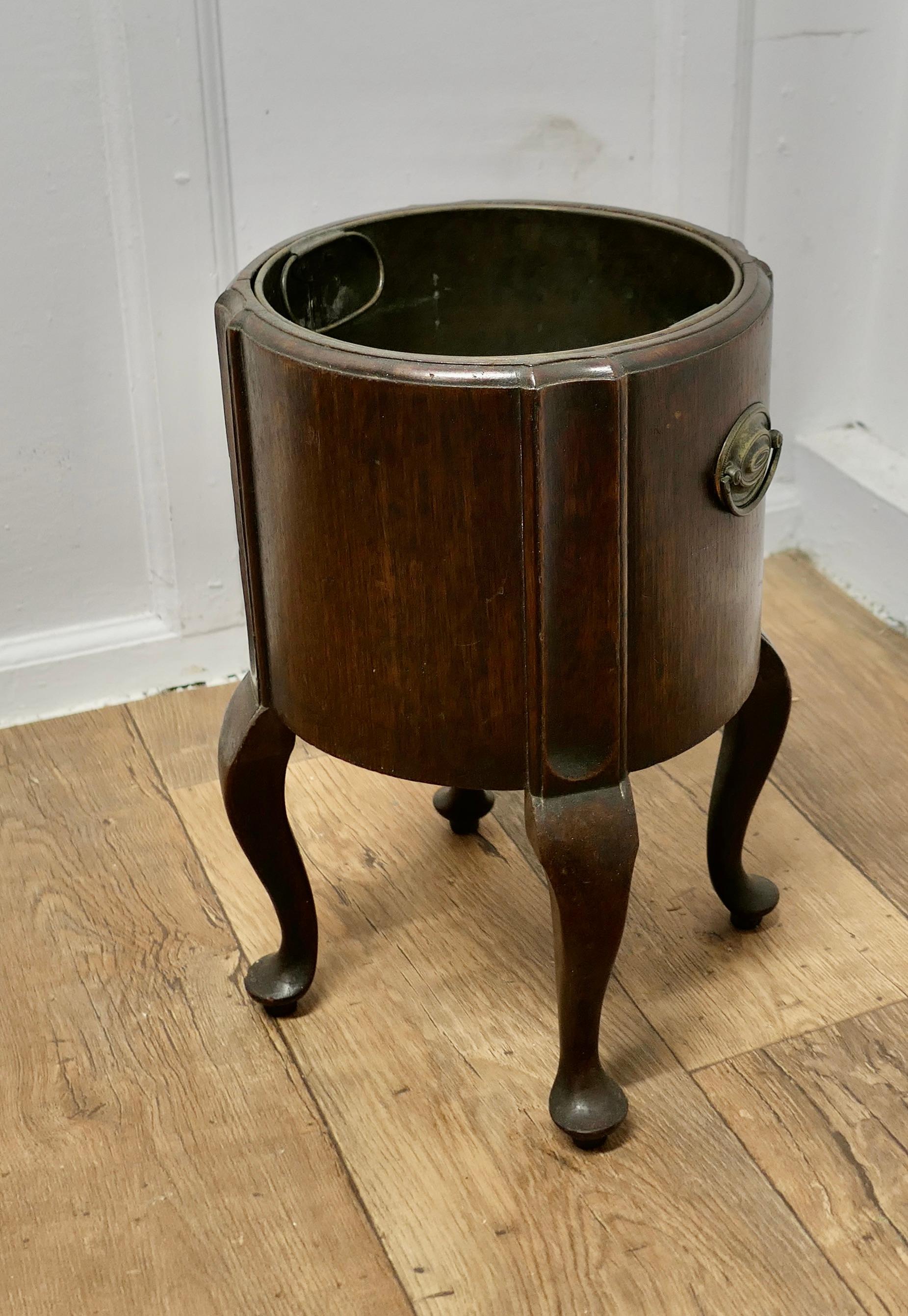 A Victorian Oak Wine Cooler, Planter Display    In Good Condition For Sale In Chillerton, Isle of Wight