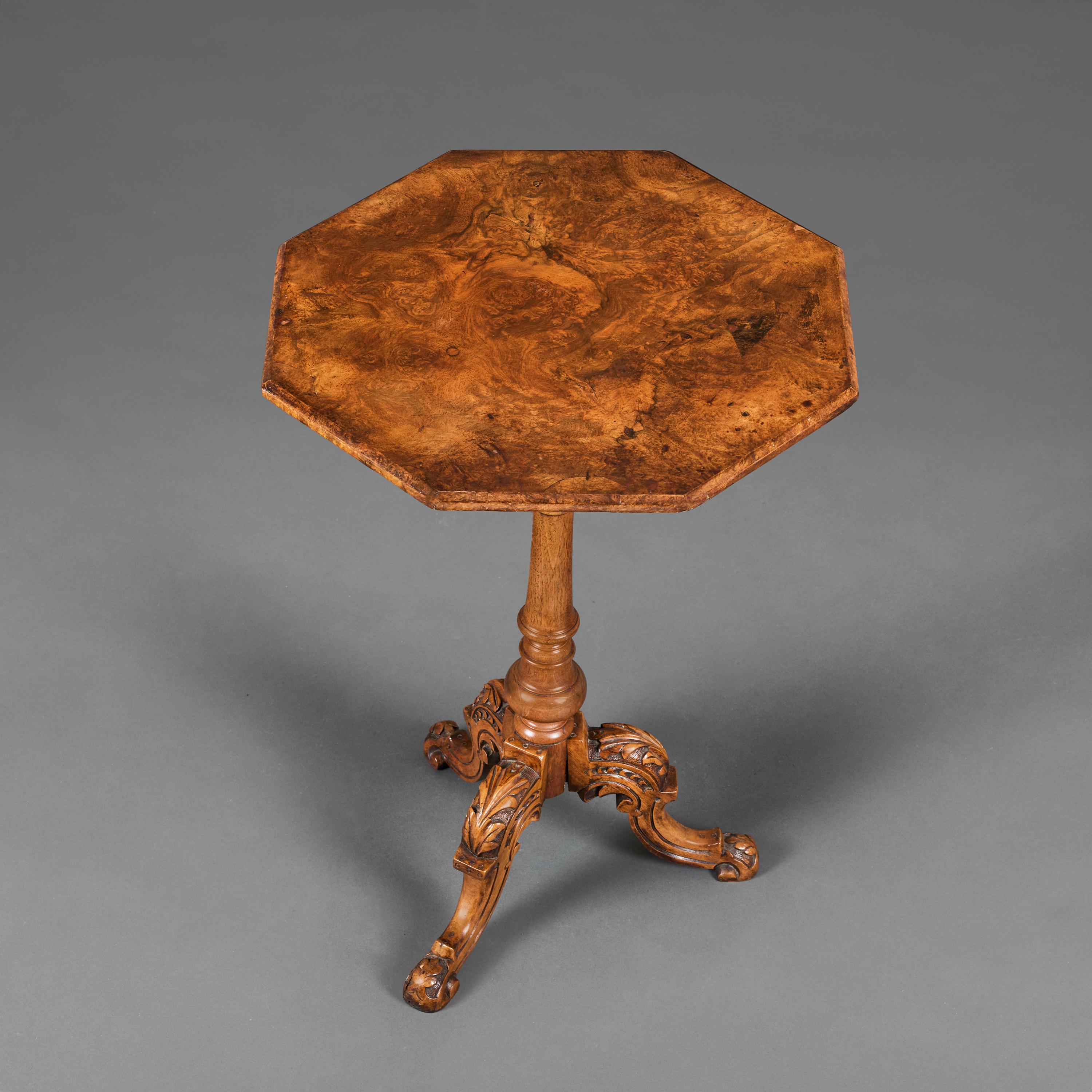 Mesa auxiliar victoriana octogonal de nogal con rebabas Victoriano en venta