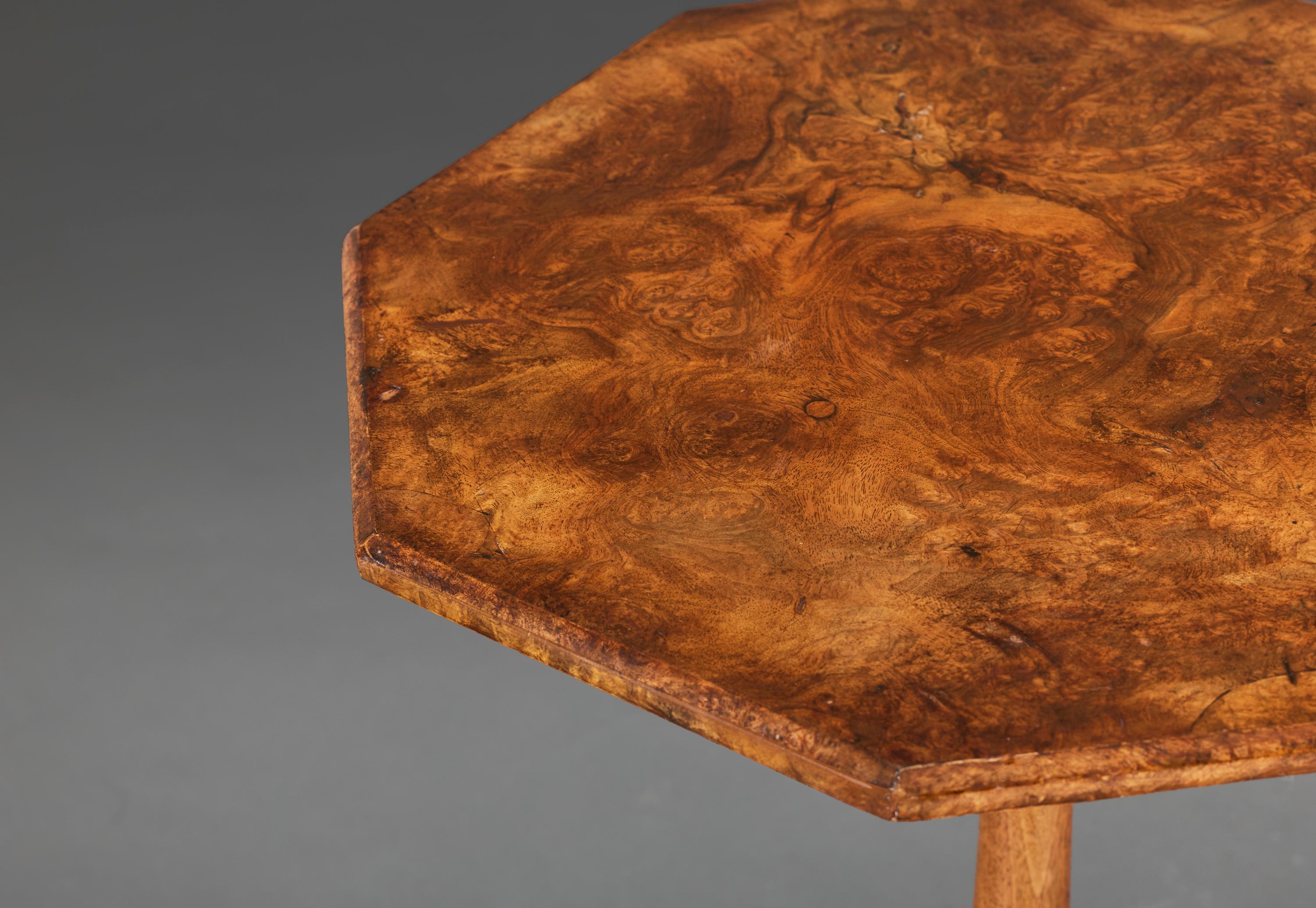 Mesa auxiliar victoriana octogonal de nogal con rebabas Inglés en venta