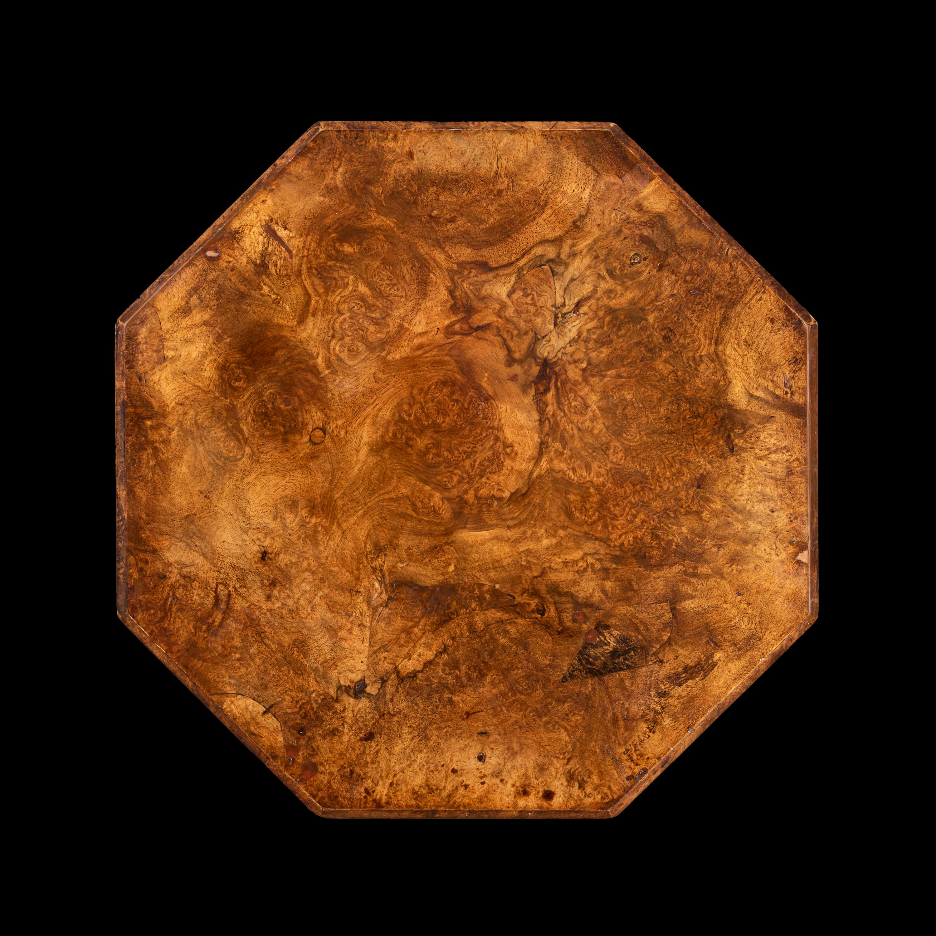 Mesa auxiliar victoriana octogonal de nogal con rebabas en Bueno estado para la venta en London, GB