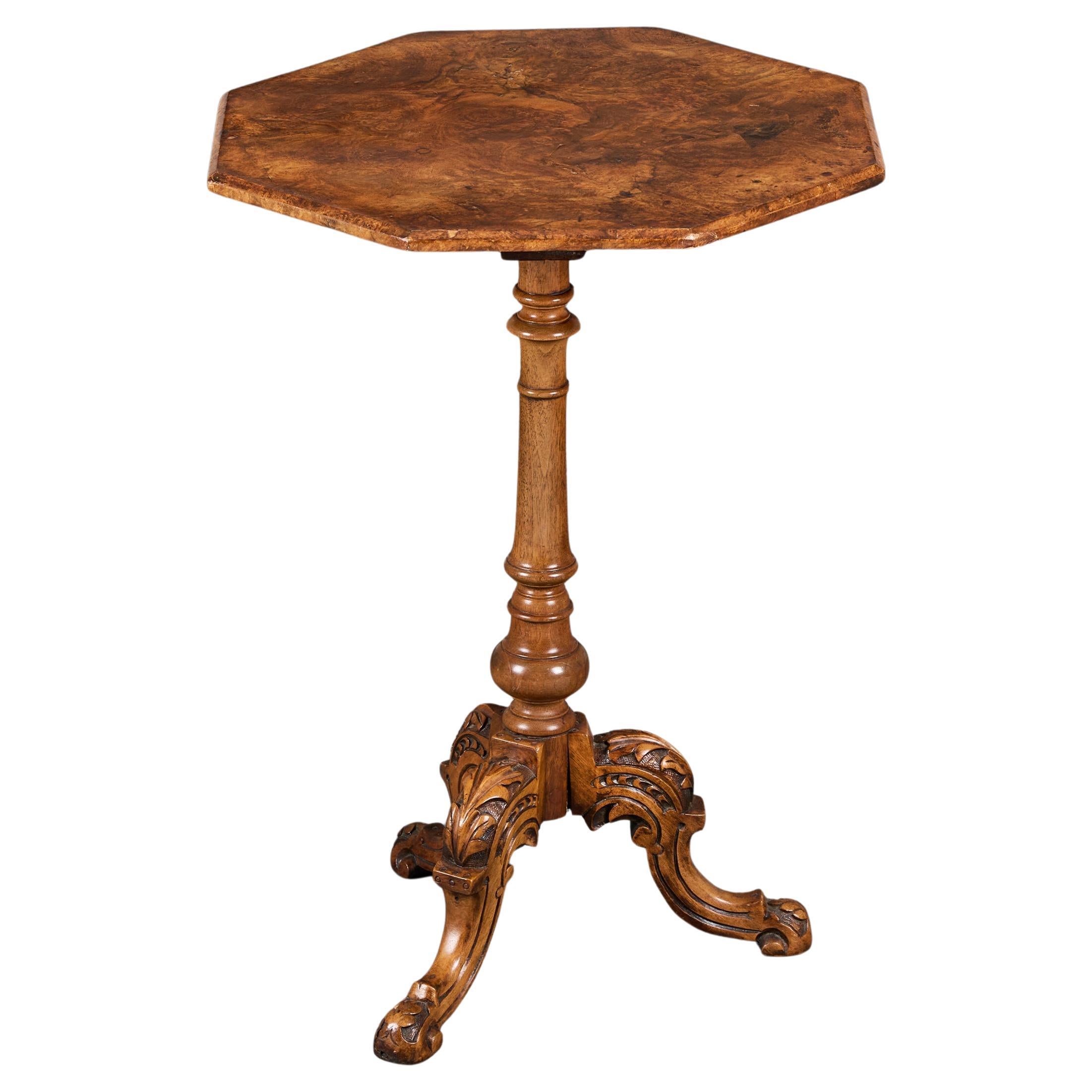 Mesa auxiliar victoriana octogonal de nogal con rebabas