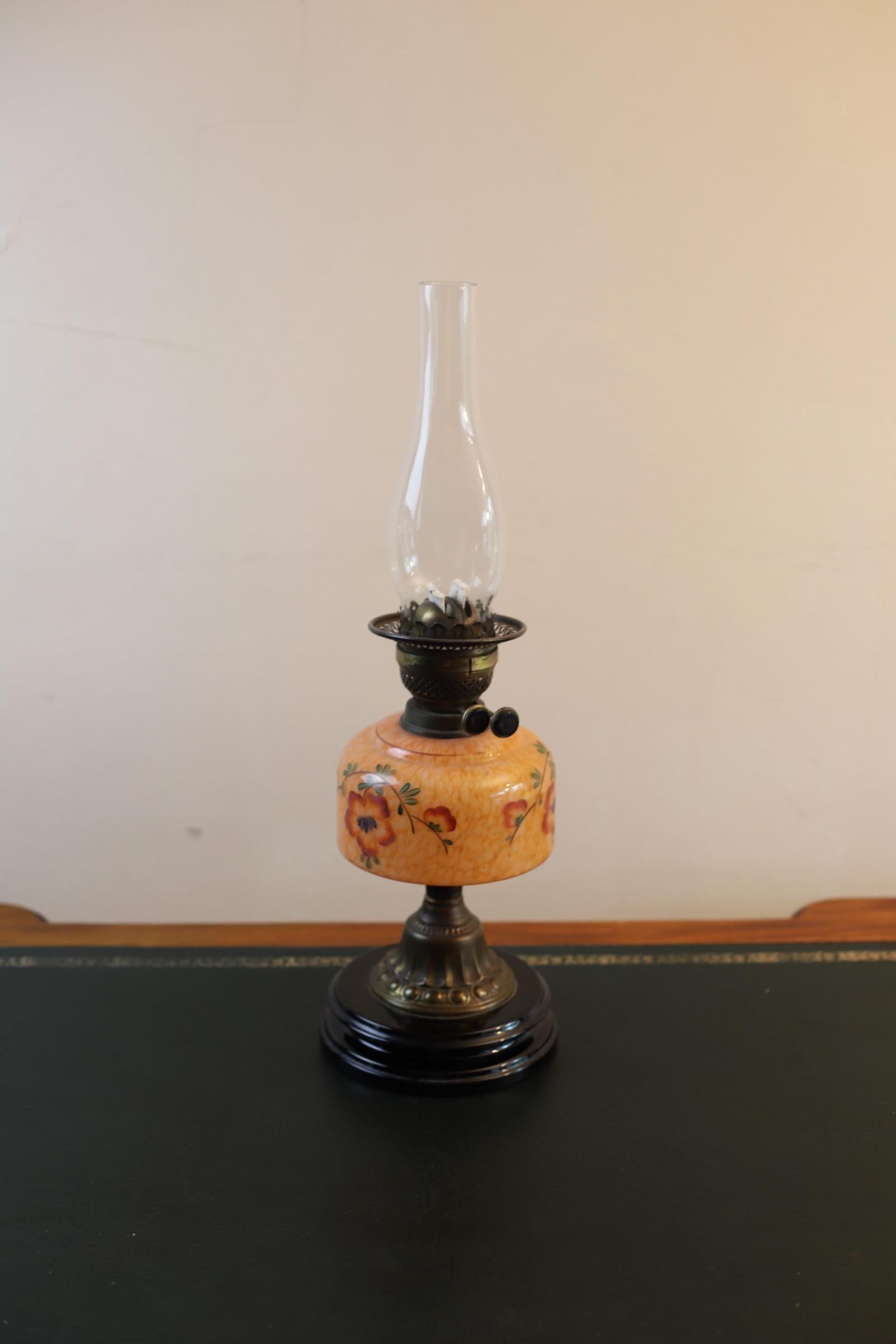 A Victorian oil lamp with orange, opaque and floral patterned reservoir, raised on a gilt and black ceramic sole base complete with chimney.
Don't hesitate to contact me if you have any questions.
Please have a closer look at the pictures because