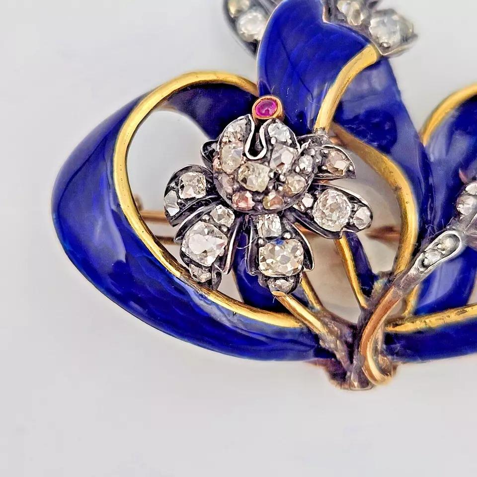 A Victorian Old Cut Diamond 18k Yellow Gold Blue Enamel Flower Brooch Ca 1880's In Excellent Condition In Kenley surrey, GB