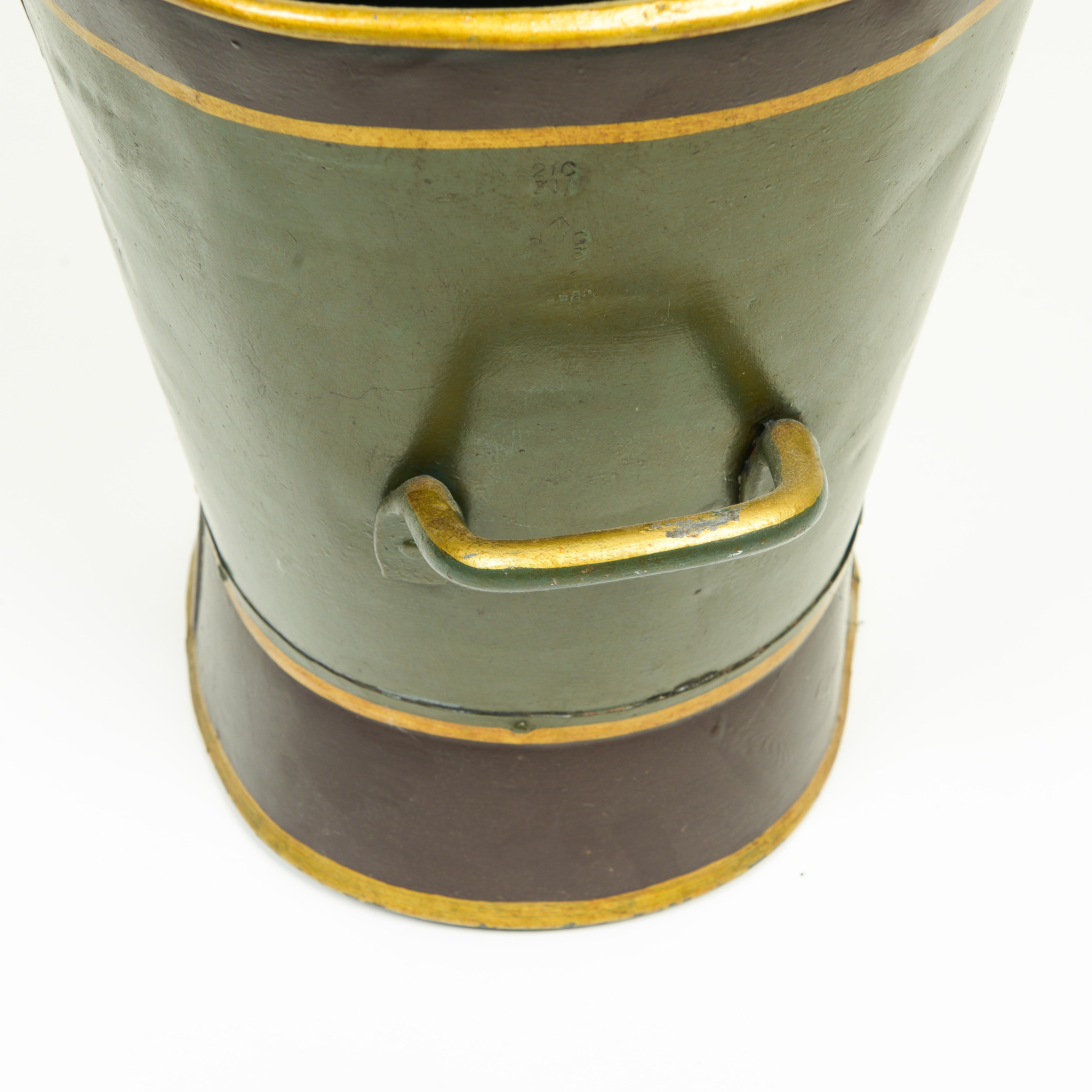Viktorianischer Kohlenbehälter aus lackiertem Metall mit Traggriffen aus Metall (19. Jahrhundert) im Angebot