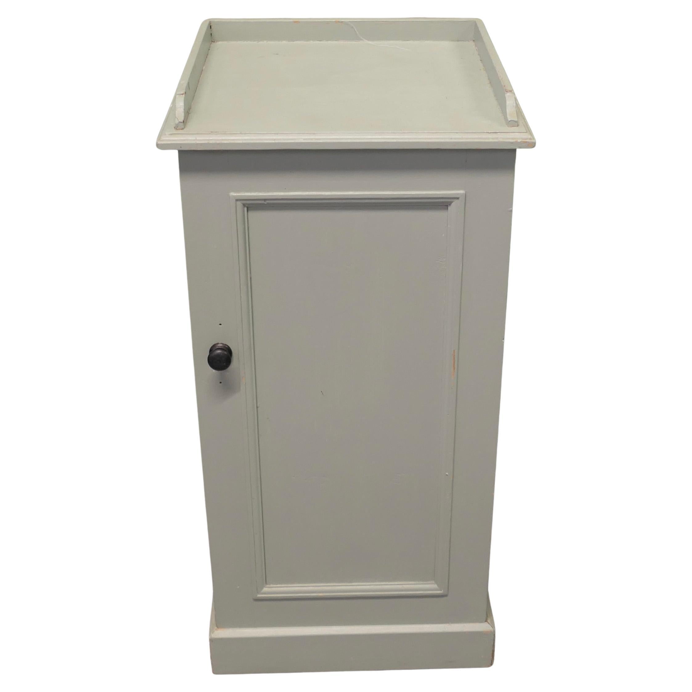 Meuble de chevet en pin peint de style victorien Meuble de chevet en pin de bonne qualité en vente