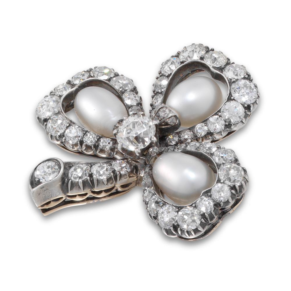Eine viktorianische Kleeblattbrosche mit Perlen und Diamanten, jedes Blütenblatt ist mit einer naturgeformten Perle in der Mitte eines mit Diamanten im Altschliff besetzten, offenen Kleeblattes besetzt, mit diamantbesetztem Stiel, die Diamanten