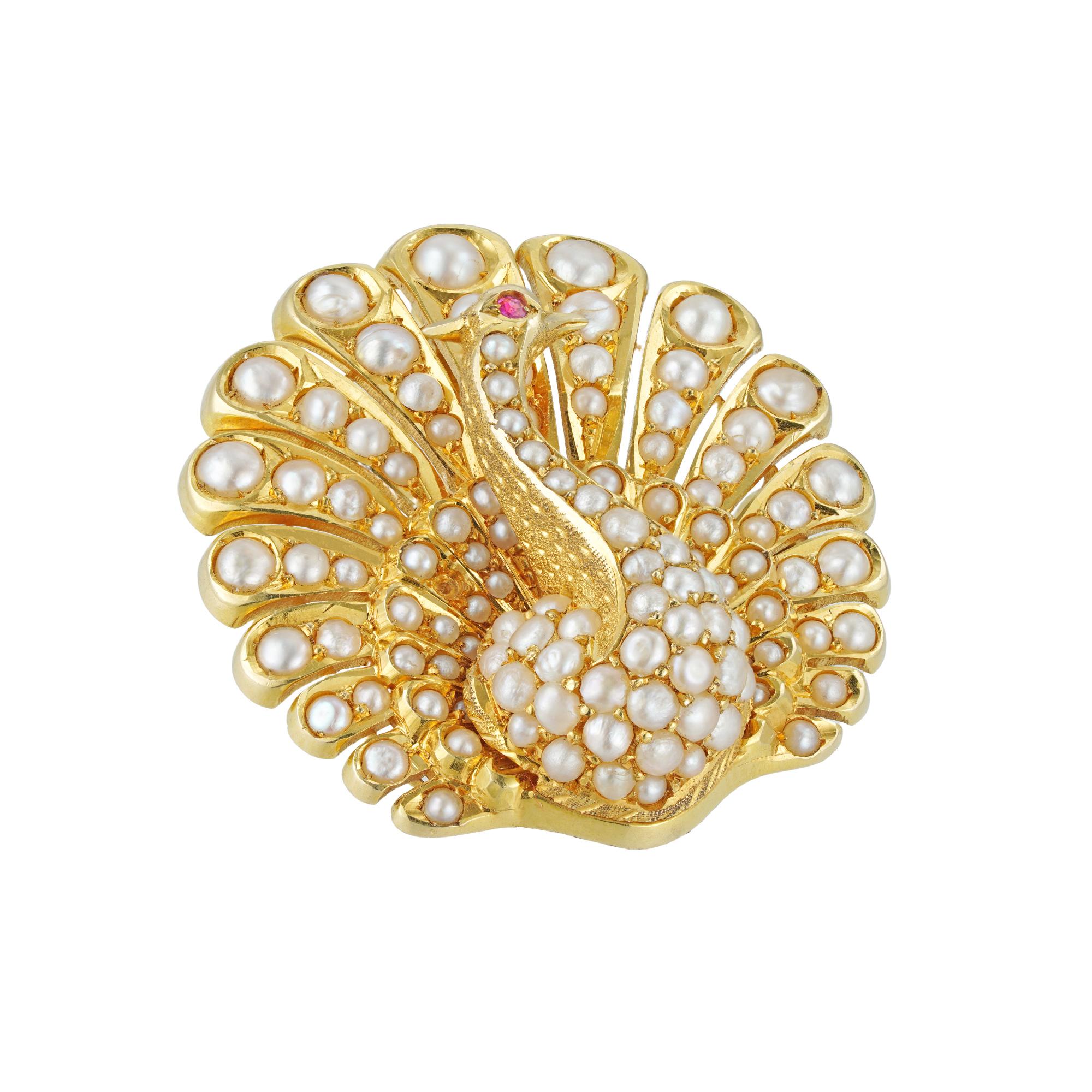 Viktorianische Perlen- und Rubinpfauenbrosche/Anhänger in Form eines Pfaus mit aufgefächertem Schwanz, besetzt mit einhundertachtzehn Perlen und einem rubinbesetzten Auge, alles in 18ct Gold und Silber montiert, mit abnehmbarem Anhängerbügel, um