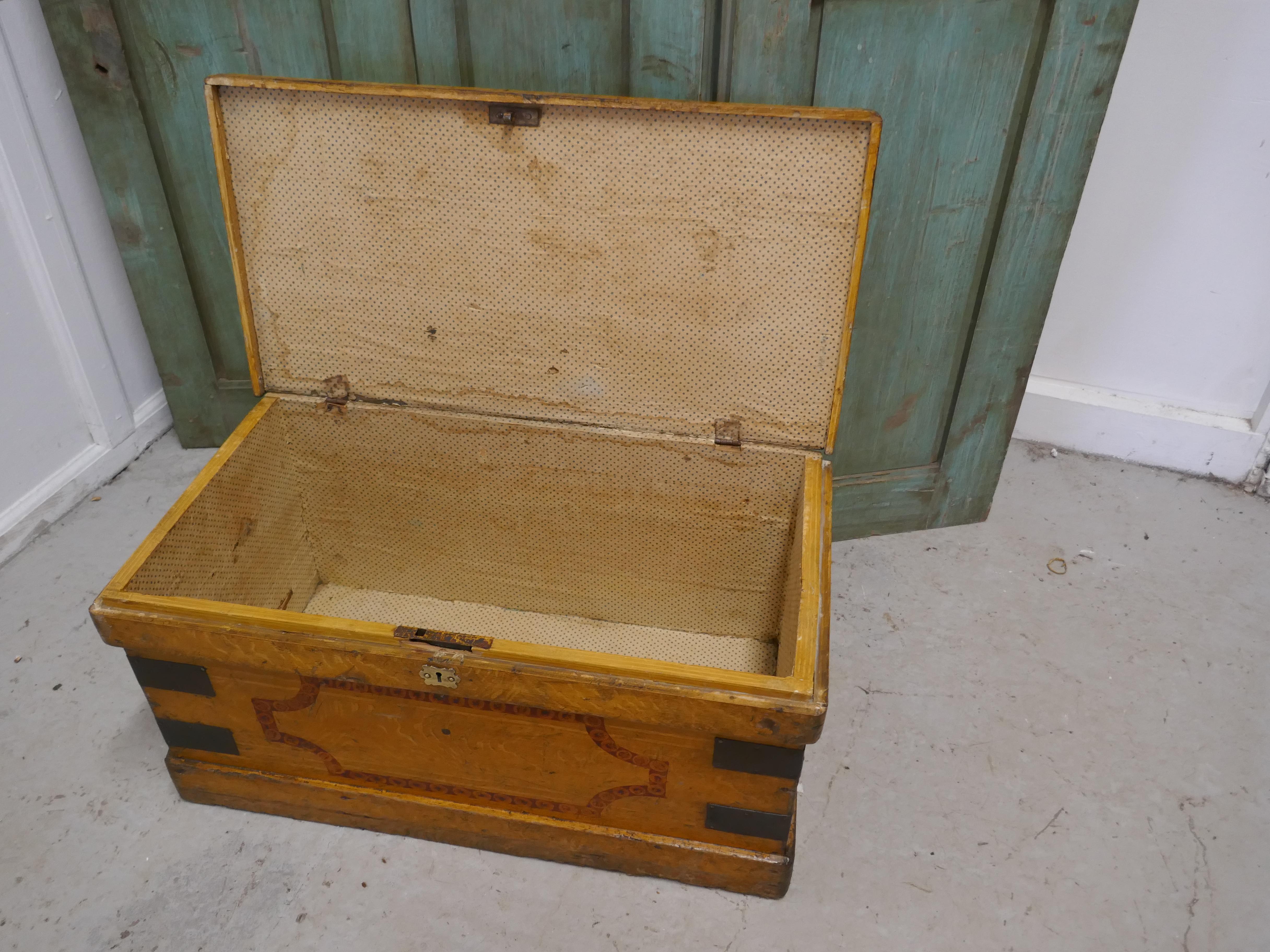 Victorian Pine Blanket Chest In Distressed Condition In Chillerton, Isle of Wight