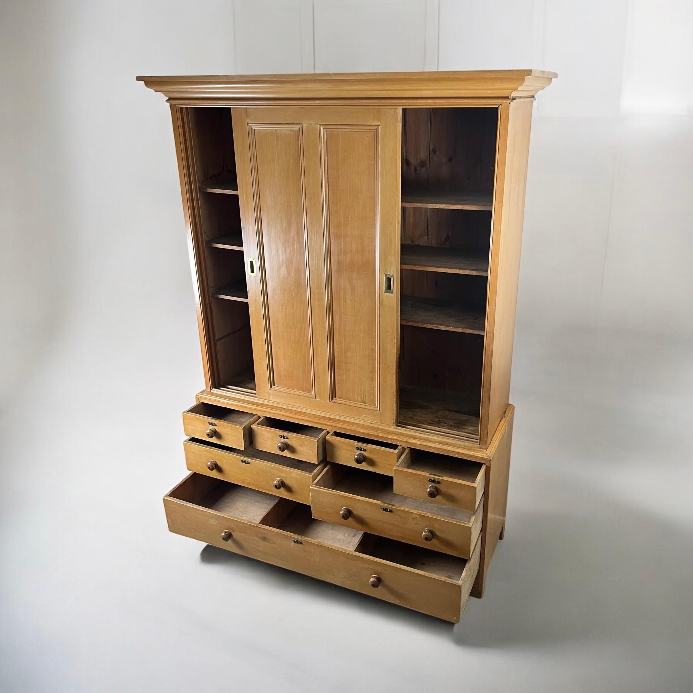 Una credenza vittoriana di grandi proporzioni per la governante di una tenuta in pino in vendita 3