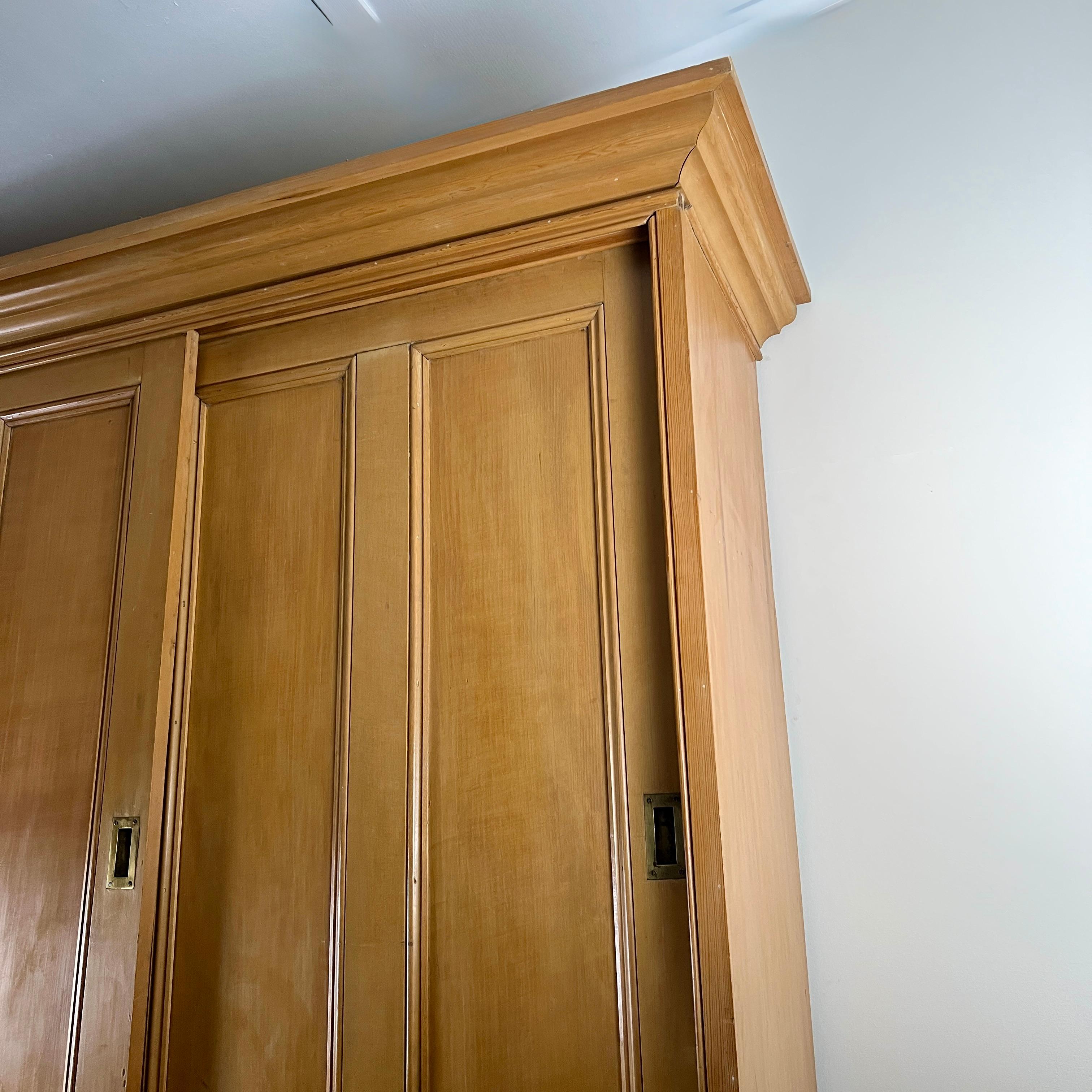 Una credenza vittoriana di grandi proporzioni per la governante di una tenuta in pino in vendita 5