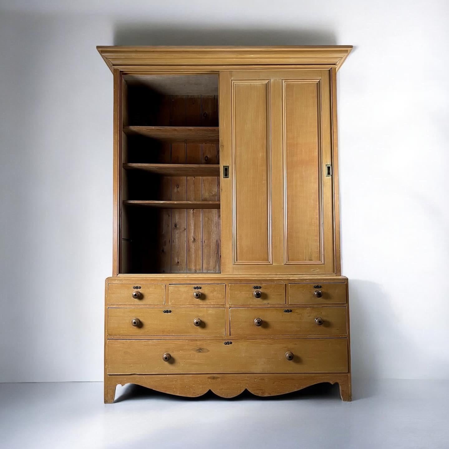Vittoriano Una credenza vittoriana di grandi proporzioni per la governante di una tenuta in pino in vendita