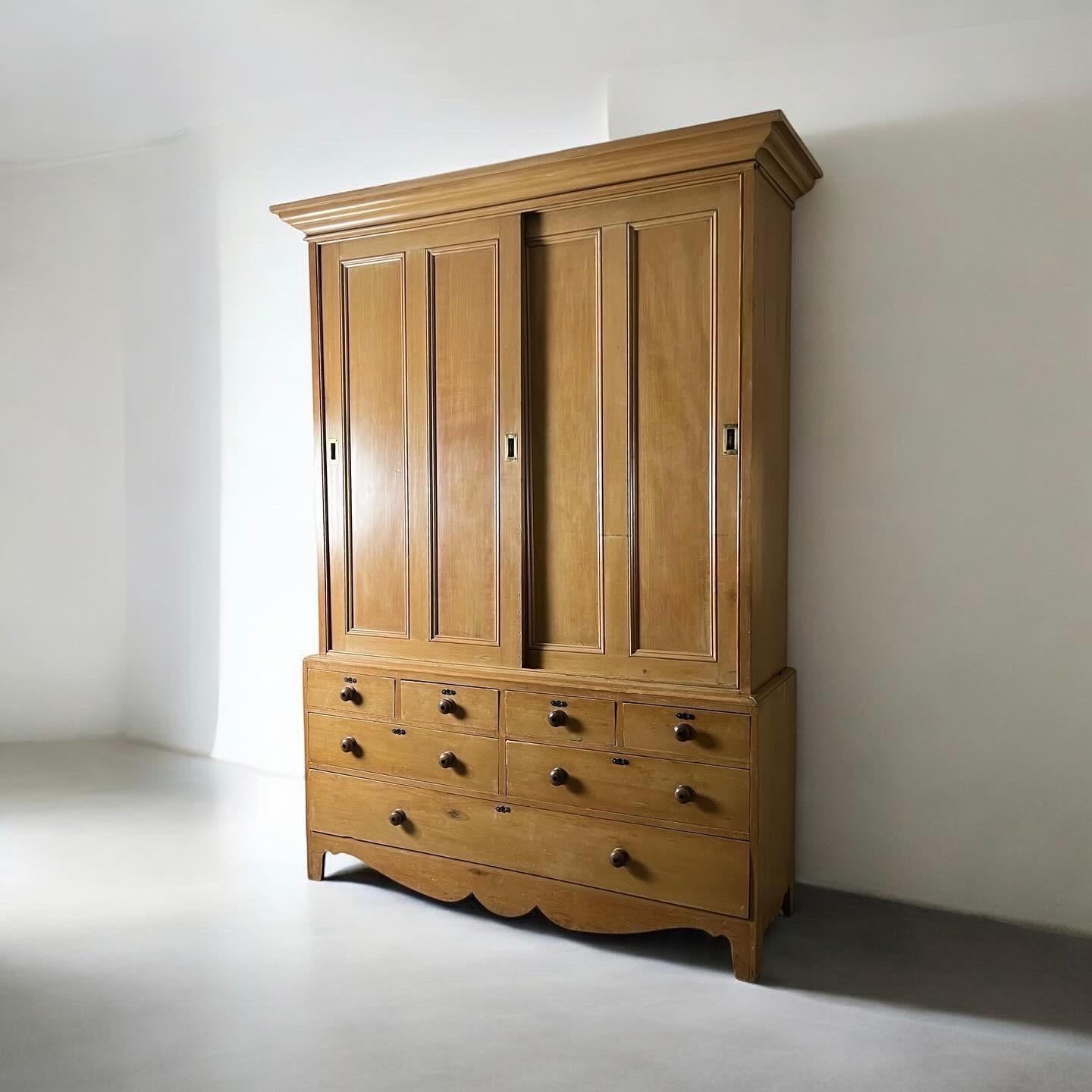 Inglese Una credenza vittoriana di grandi proporzioni per la governante di una tenuta in pino in vendita