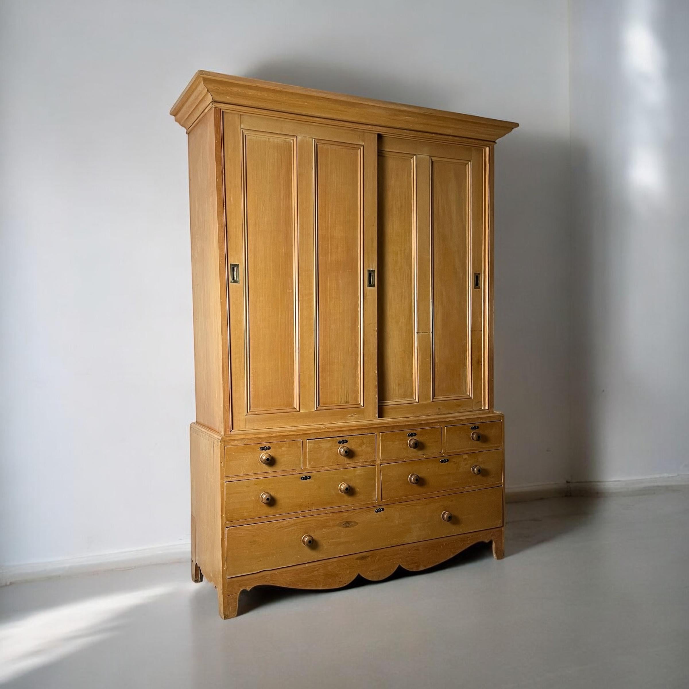 Fine XIX secolo Una credenza vittoriana di grandi proporzioni per la governante di una tenuta in pino in vendita