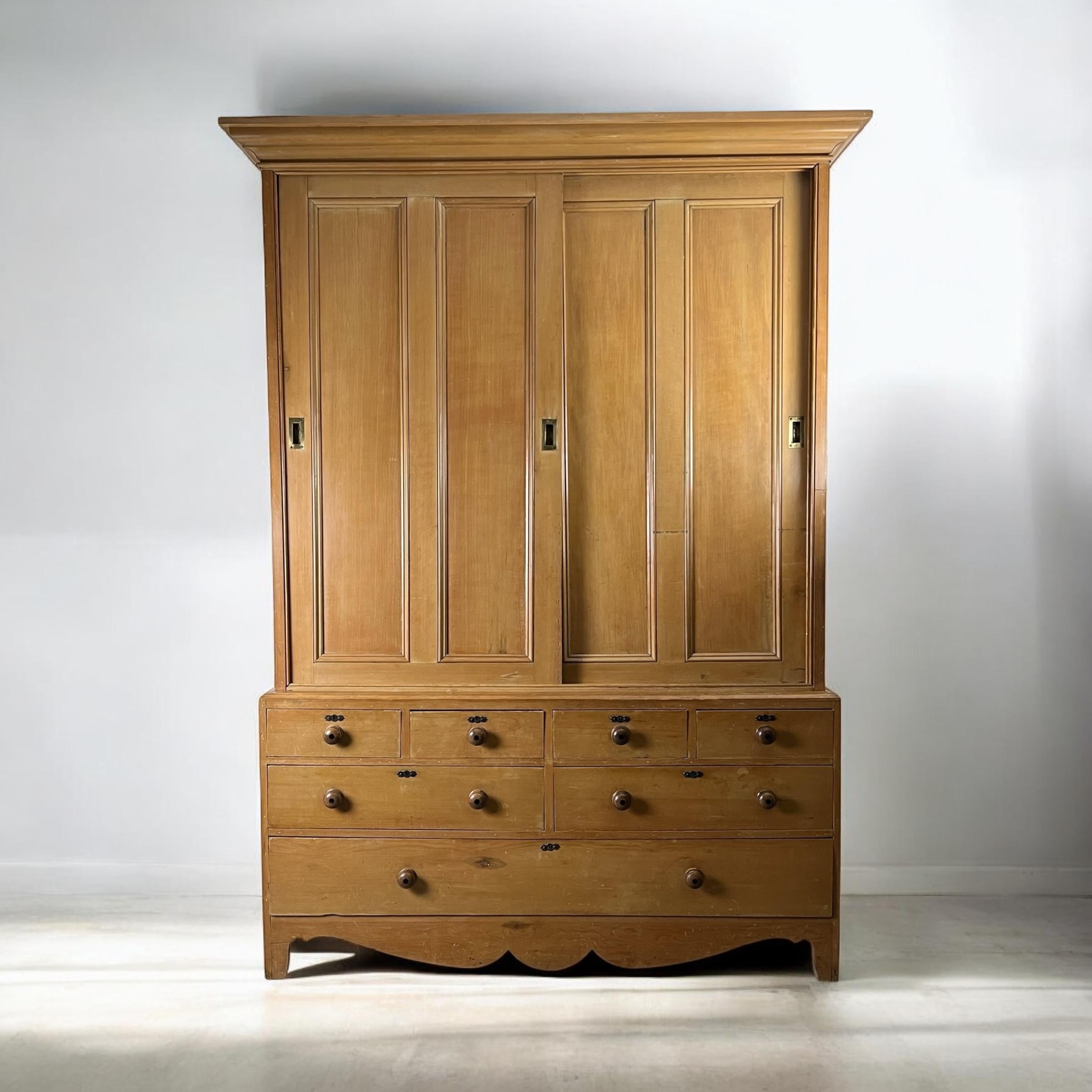 Ottone Una credenza vittoriana di grandi proporzioni per la governante di una tenuta in pino in vendita