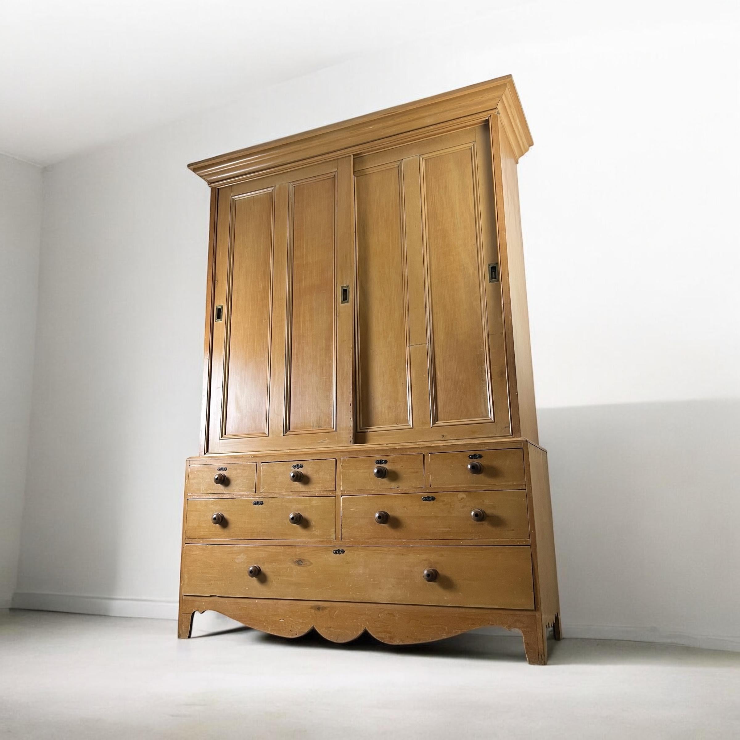 Una credenza vittoriana di grandi proporzioni per la governante di una tenuta in pino in vendita 1
