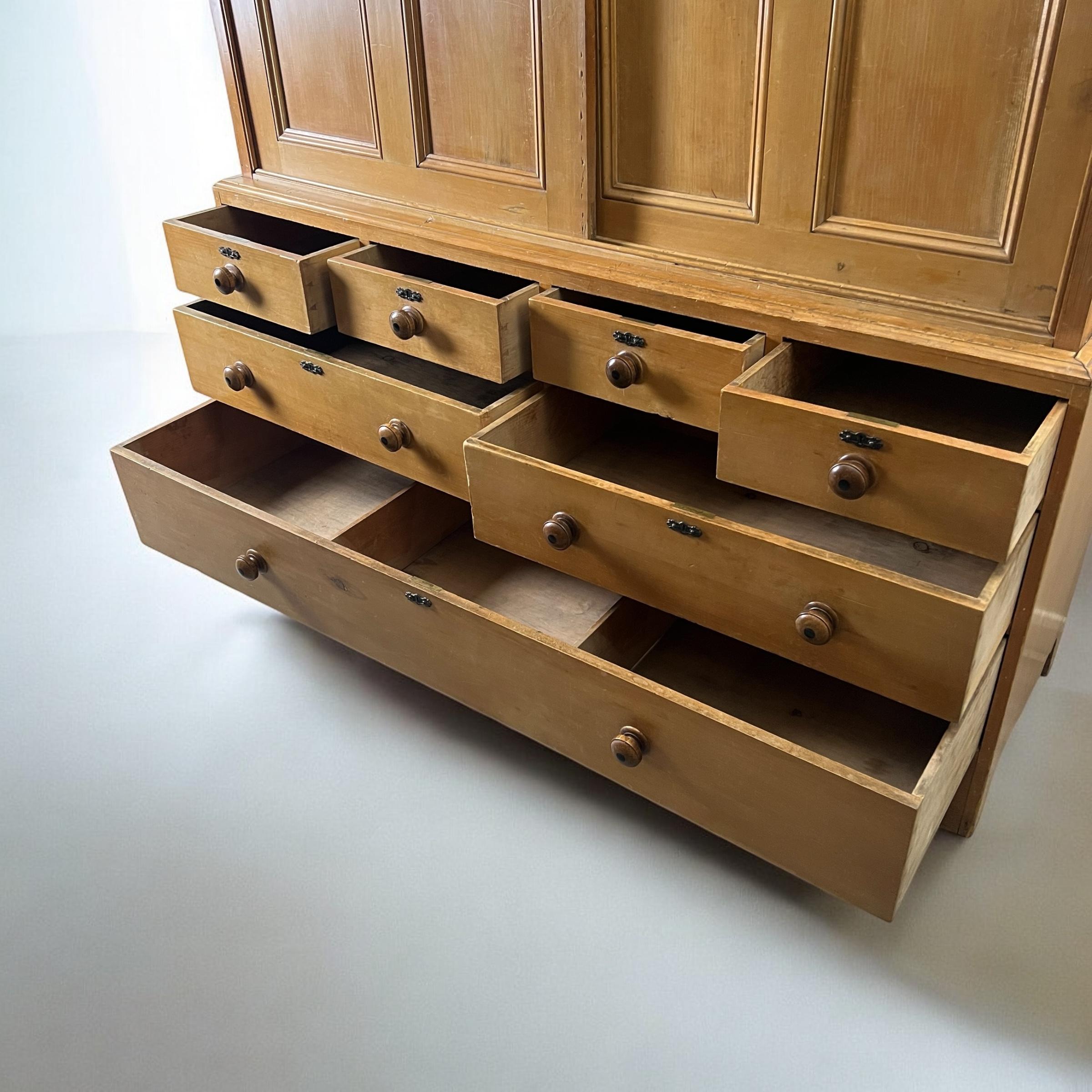 Una credenza vittoriana di grandi proporzioni per la governante di una tenuta in pino in vendita 2