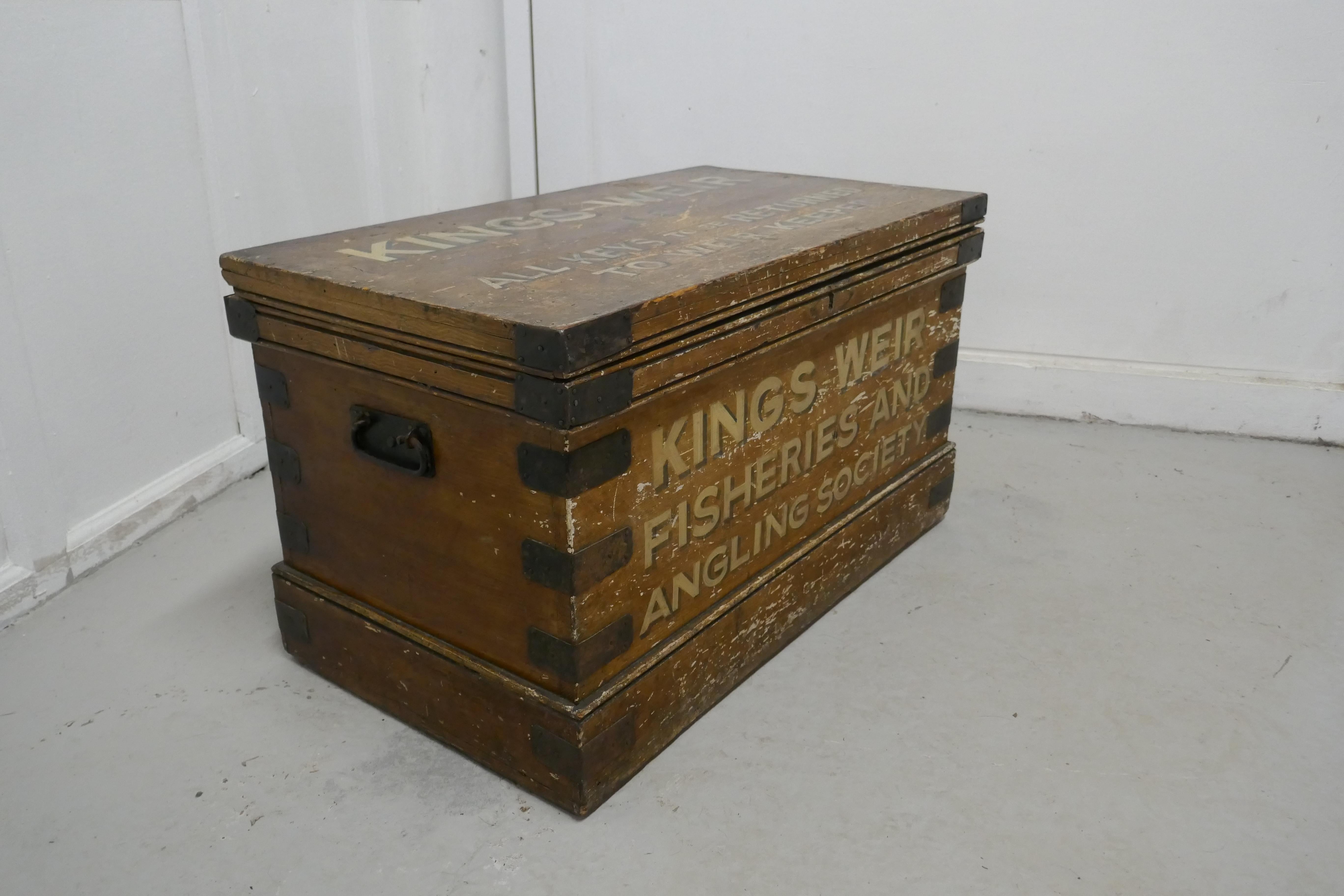 Victorian Pine Newham and Son’s Fishermans Chest In Good Condition In Chillerton, Isle of Wight