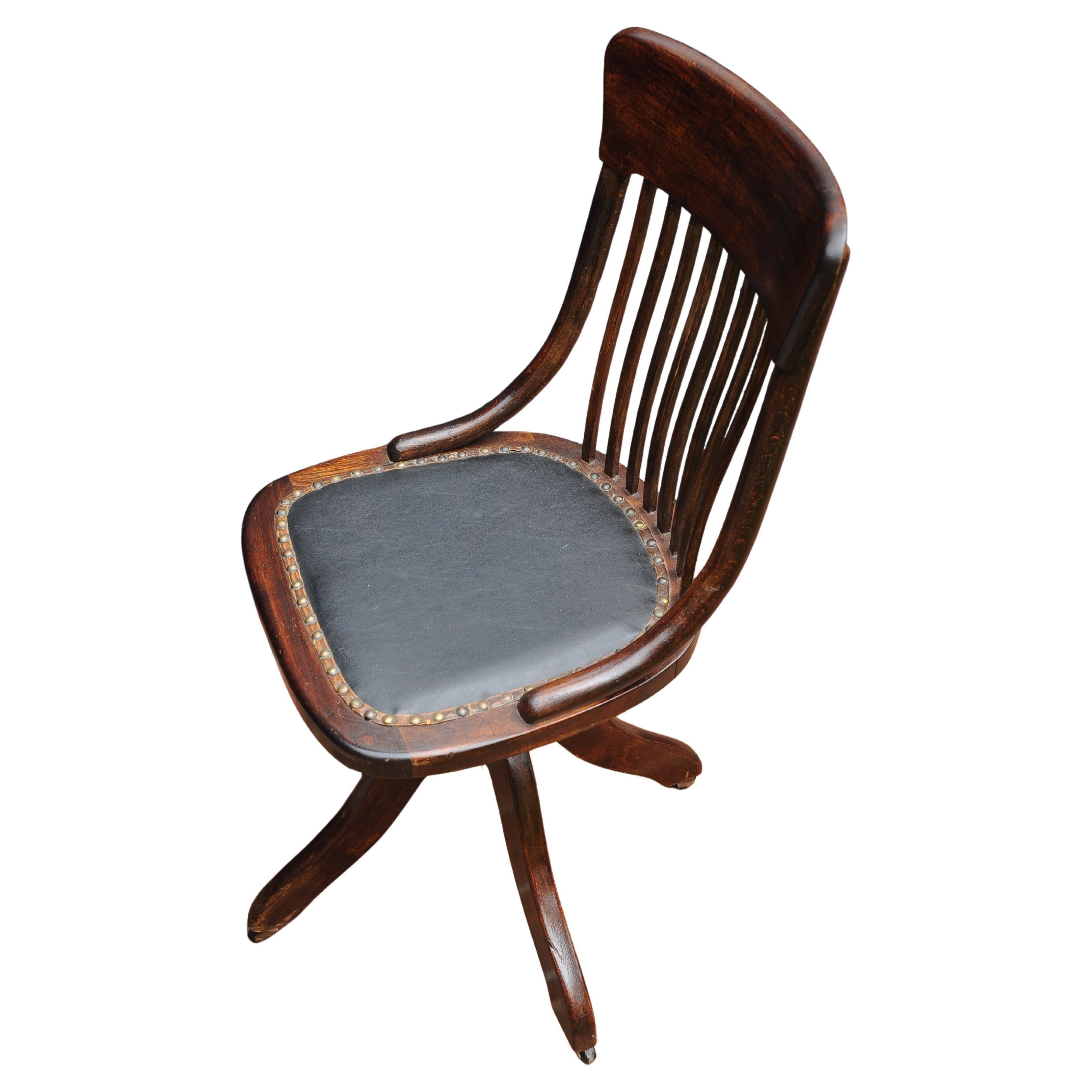 Chaise de bureau tournante en bois courbé à armature polie de l'époque victorienne, avec base en fer à clous en laiton, estampillée WA & Co Ltd Londres, Angleterre

Base en fer et siège en similicuir

La chaise est très bien faite et offre une