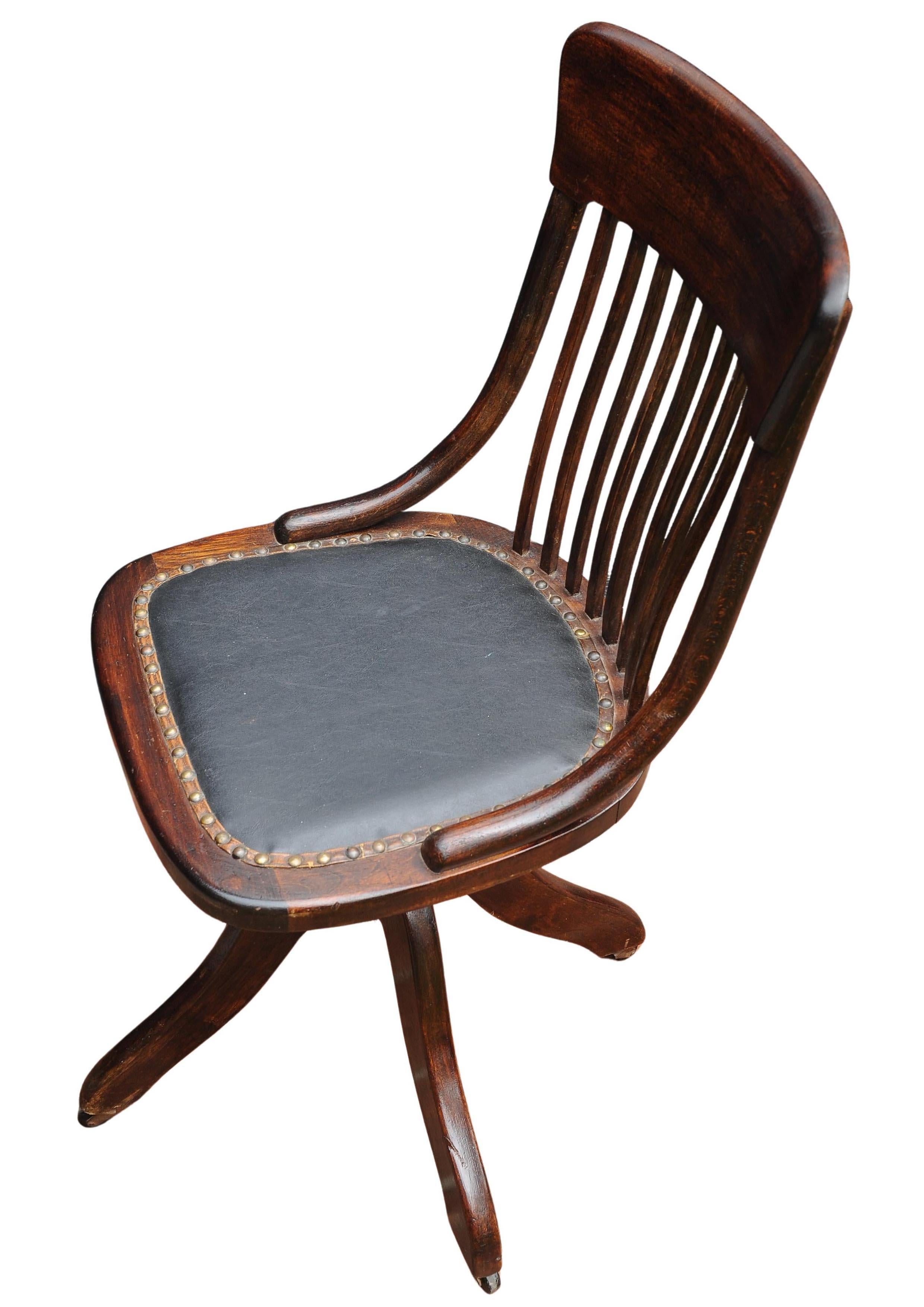 Victorien tardif Chaise de bureau tournante en bentwood à structure polie et clous en laiton de l'époque victorienne en vente