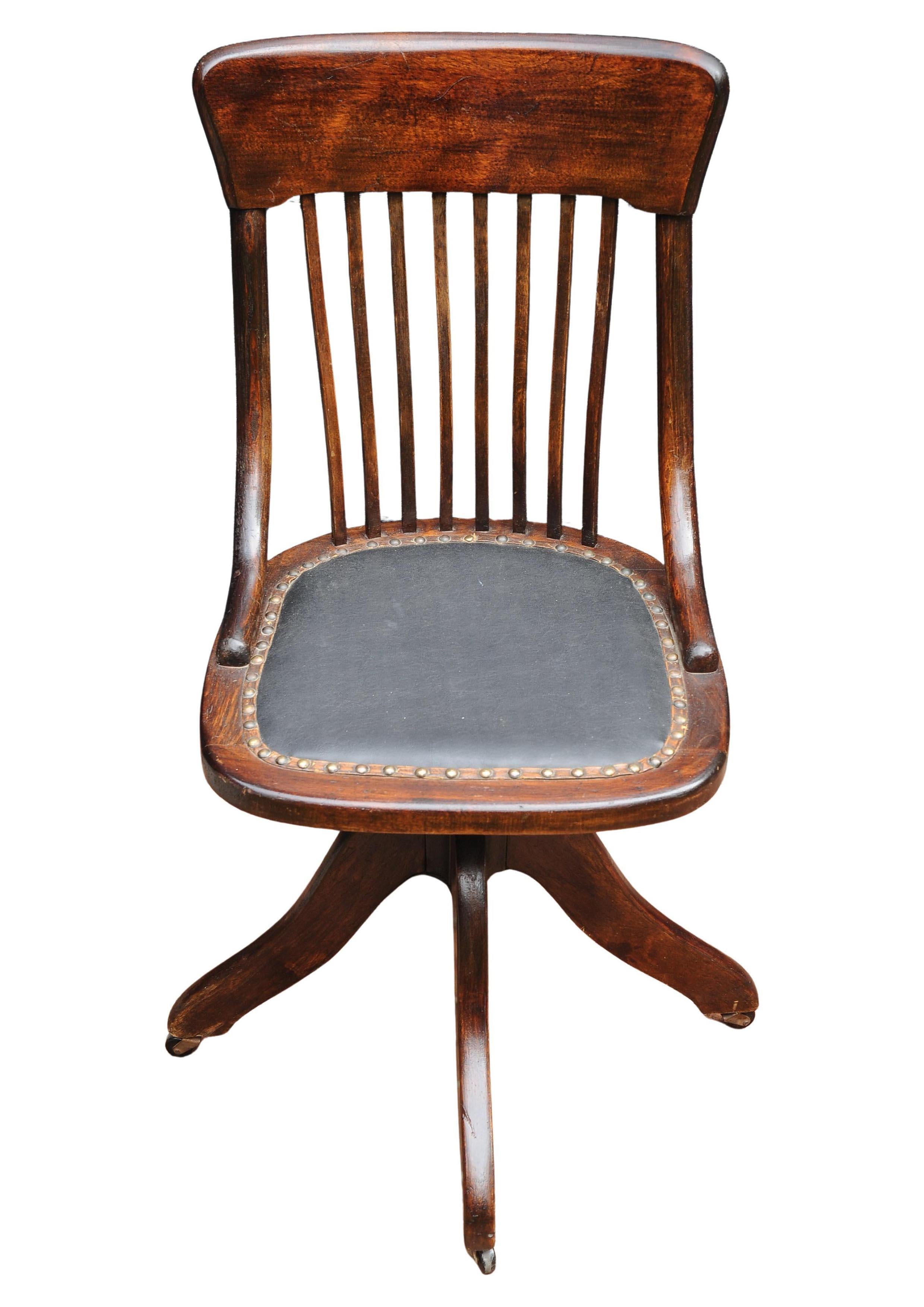 Britannique Chaise de bureau tournante en bentwood à structure polie et clous en laiton de l'époque victorienne en vente